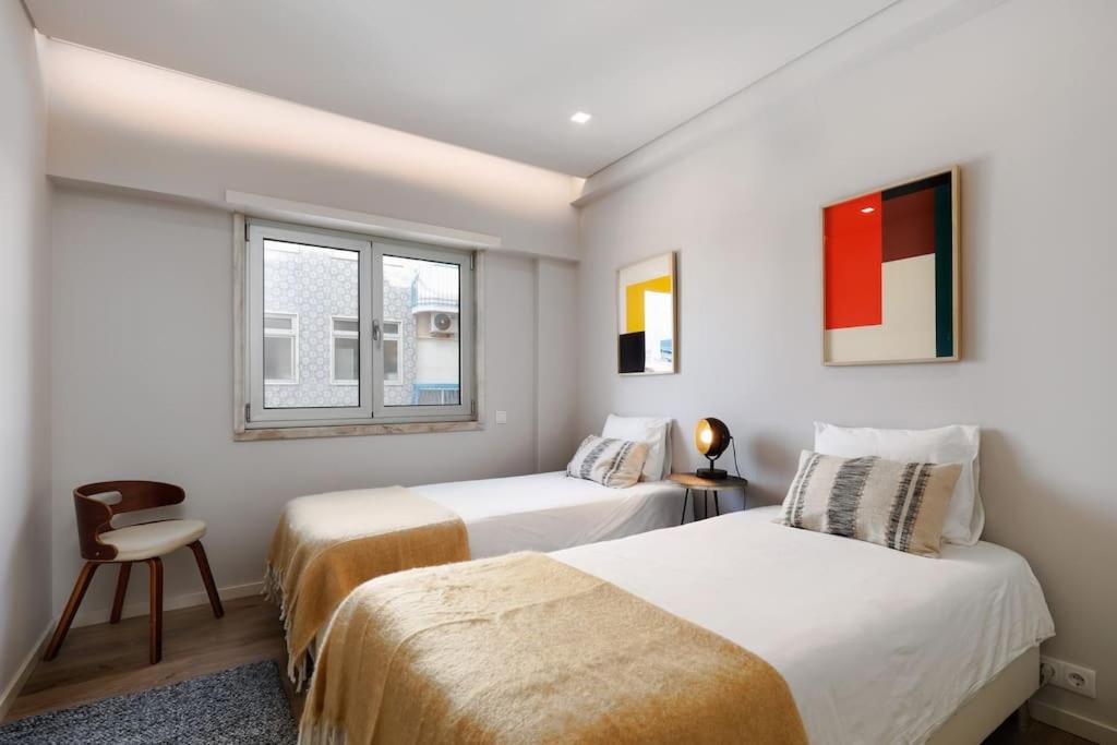 Lisbon Central Apartment with Balcony view 4