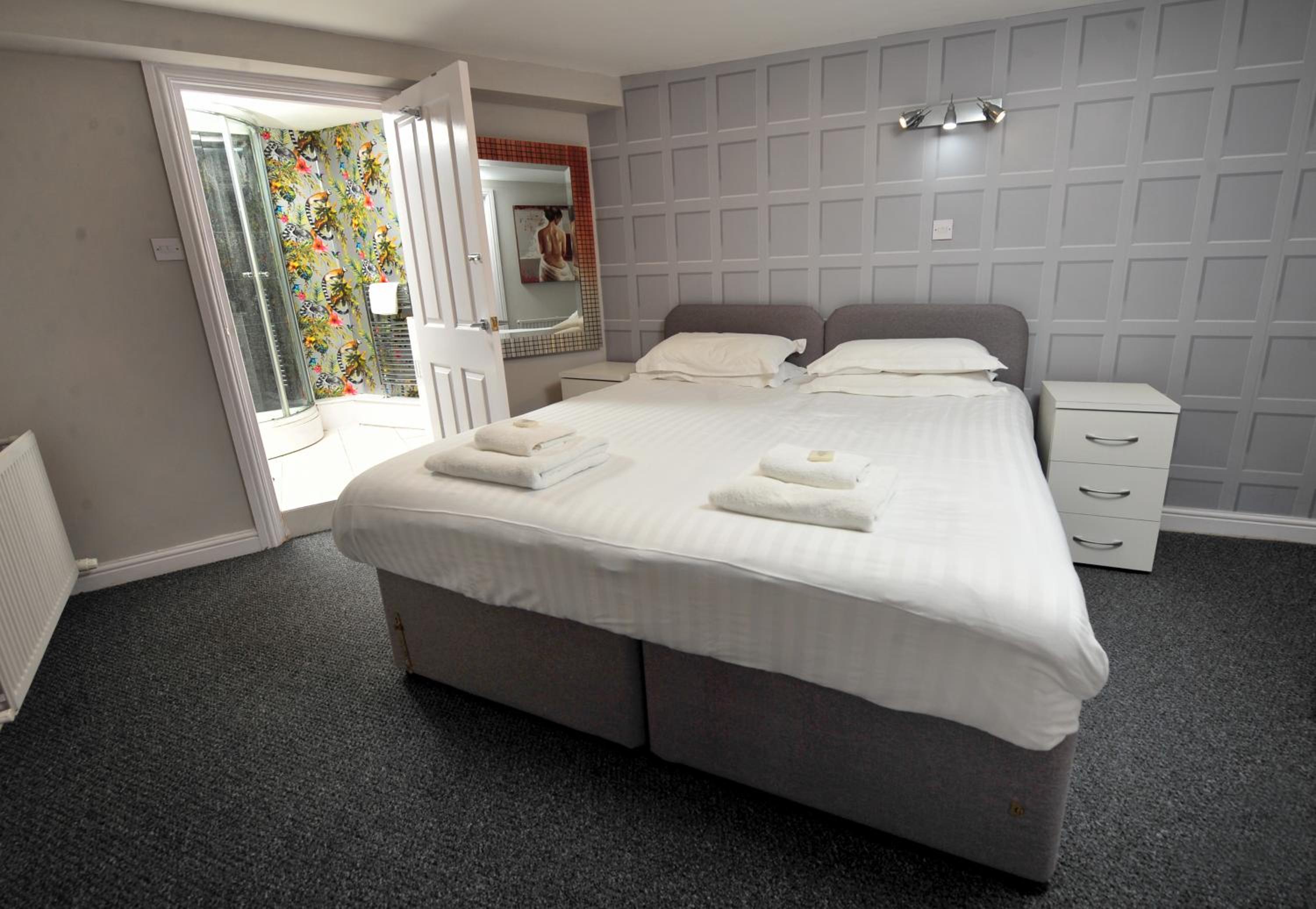 Strawberry One - 3 En-suite Bedrooms - Parking - Harrogate Holiday Apartments view 5