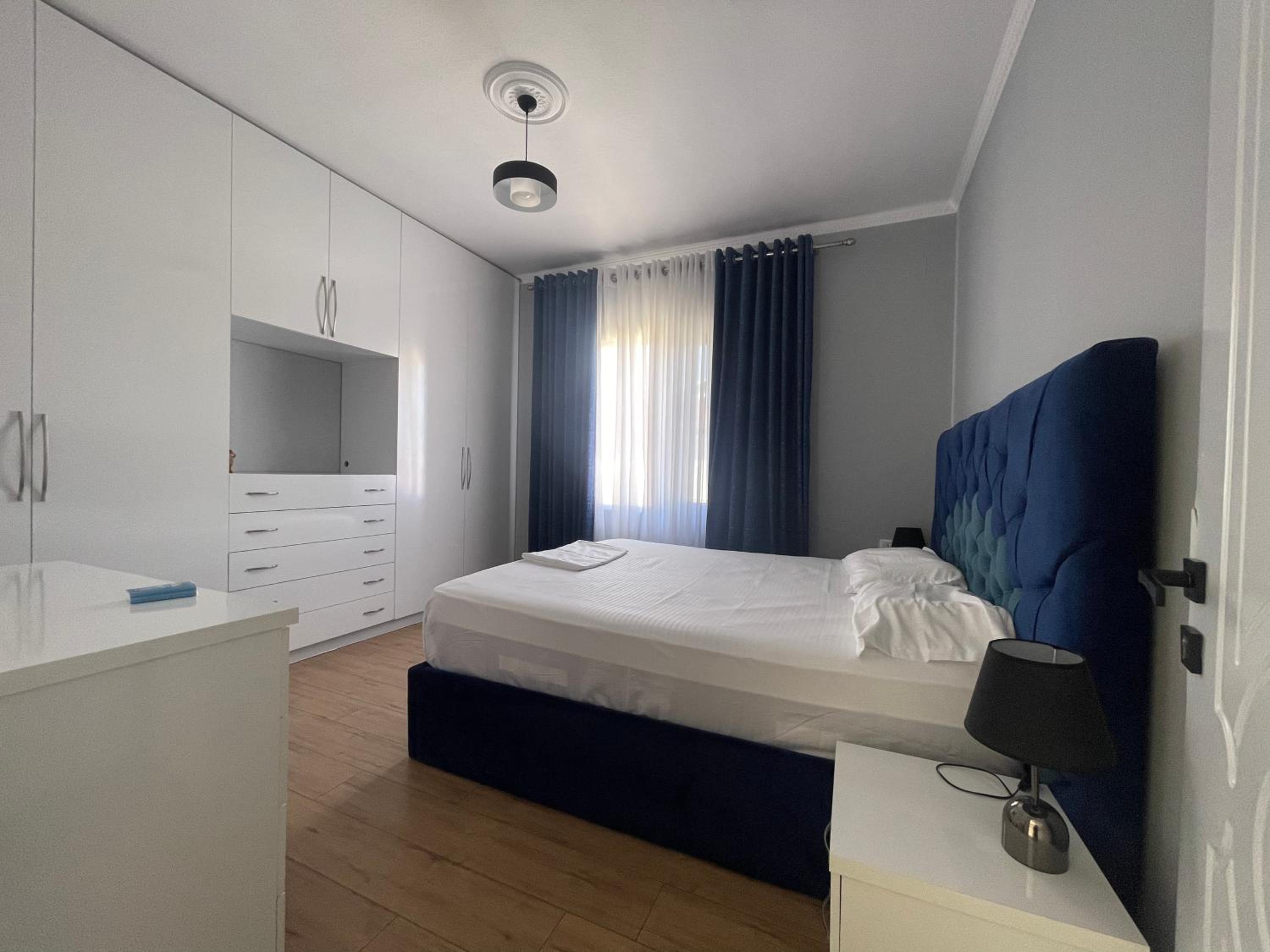 LuxuryApt/KingBed/Bathtub/HomeOffice/53inchSmartTv