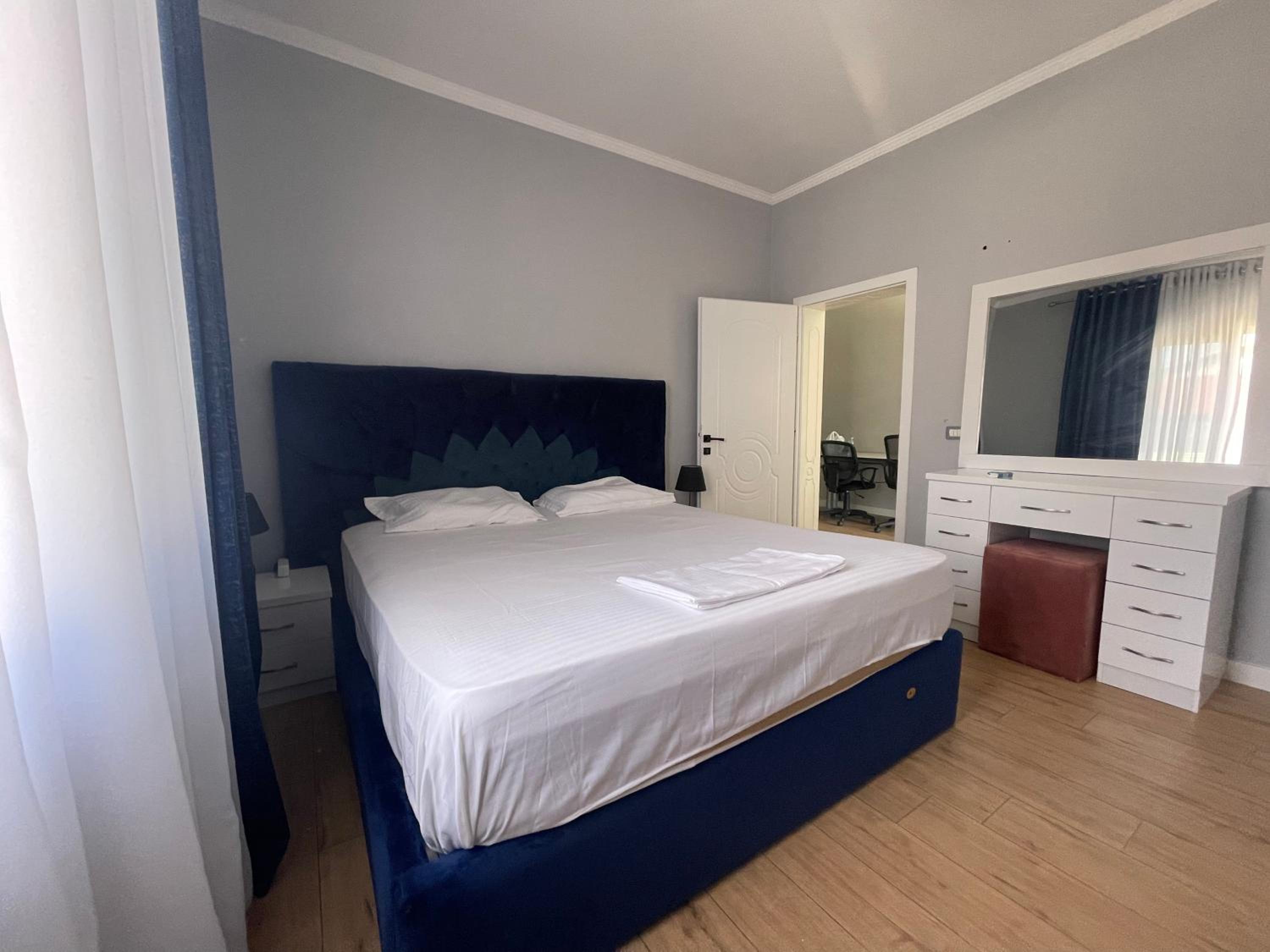 LuxuryApt/KingBed/Bathtub/HomeOffice/53inchSmartTv