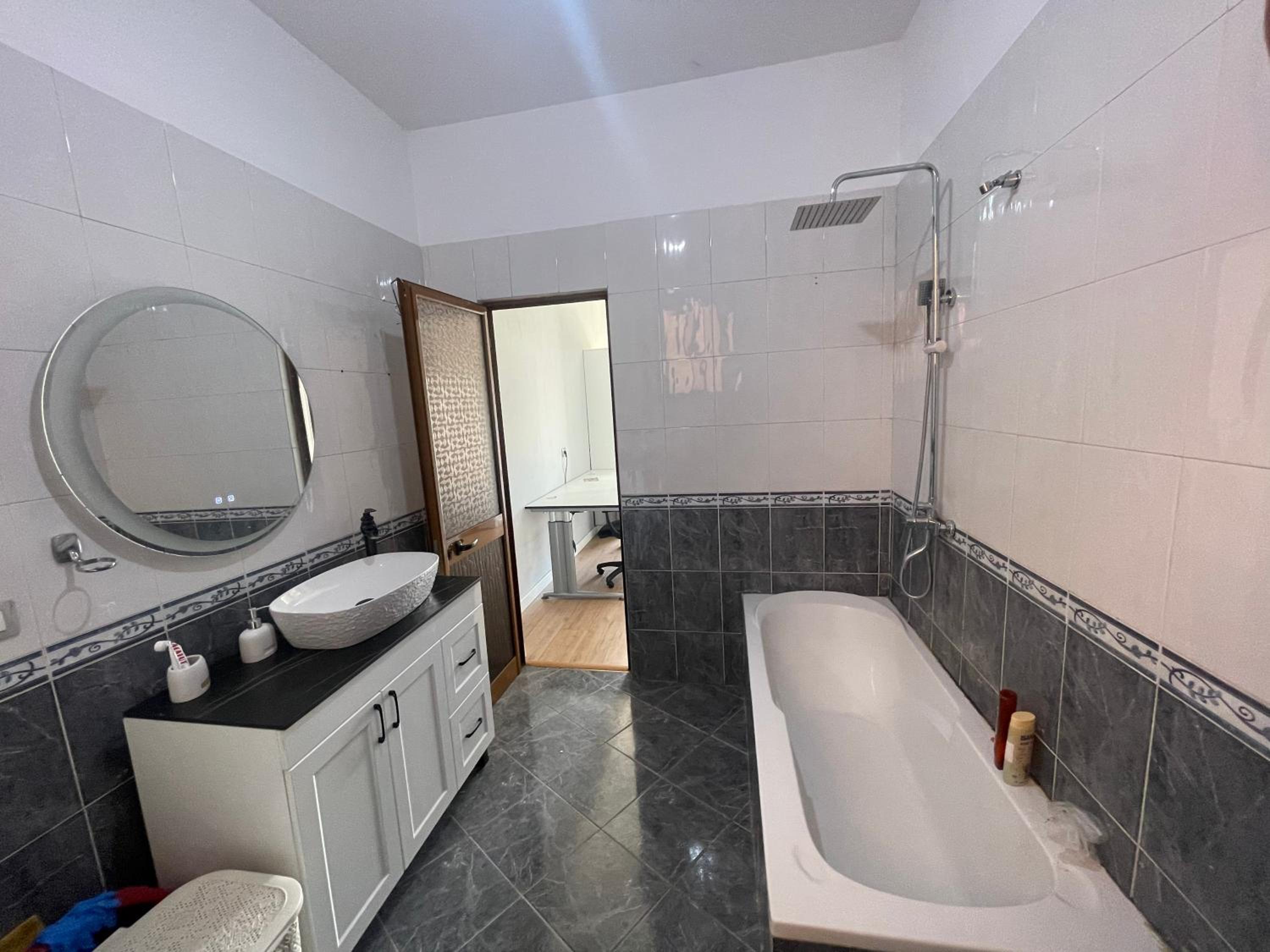 LuxuryApt/KingBed/Bathtub/HomeOffice/53inchSmartTv