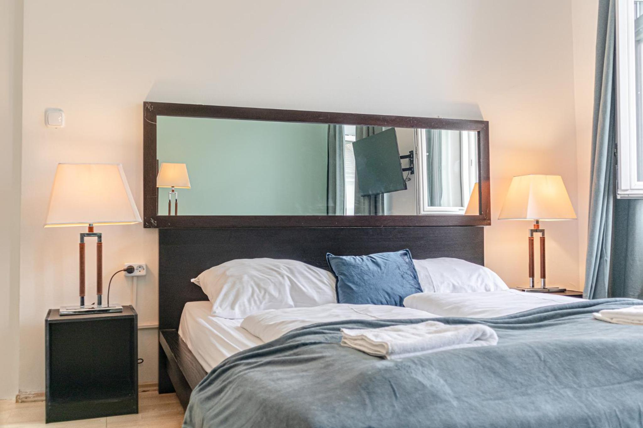 Inviting 2BR shared Apt - centrally located