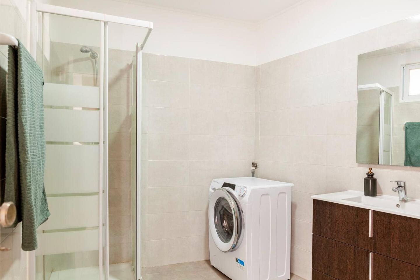 Relax in Lisbon for 4 people with terrace and parking view 5