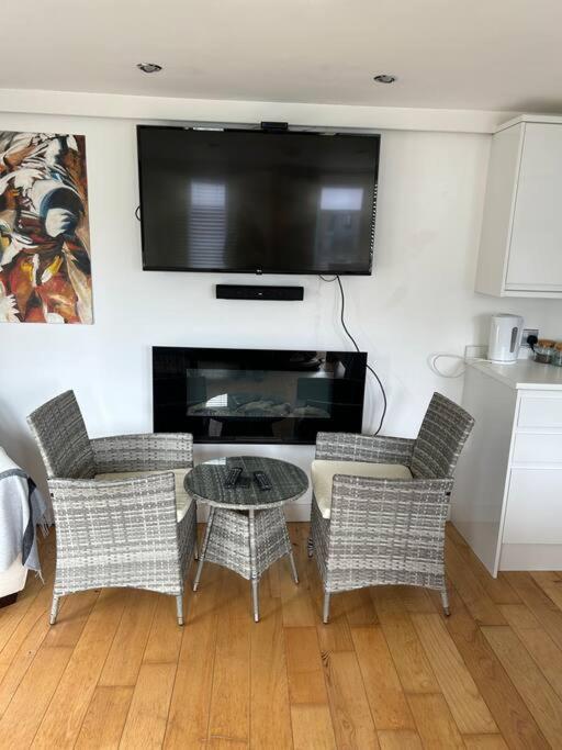 Cosy Studio Cabin with Optional Hot Tub Lilliput near Sandbanks beach view 5