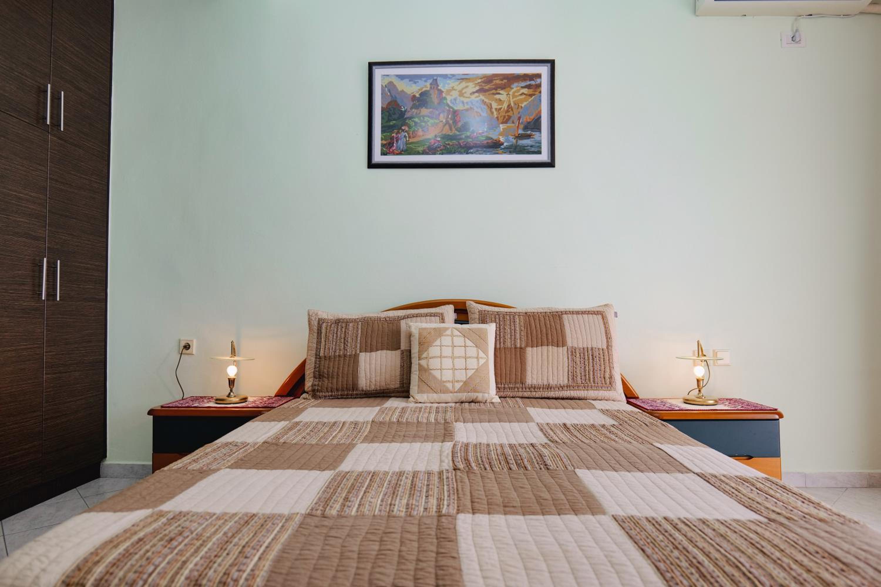 Thimios Rooms