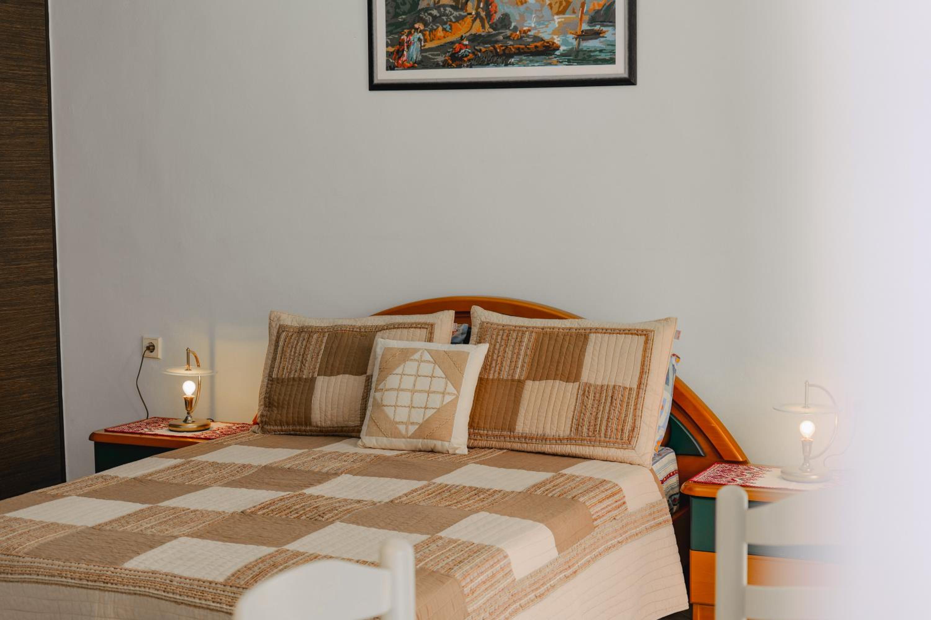 Thimios Rooms