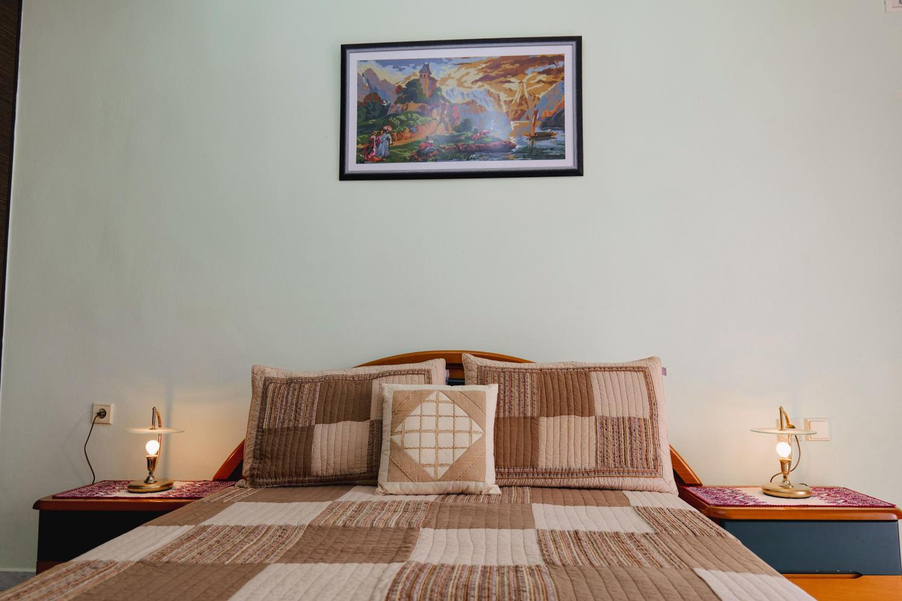 Thimios Rooms