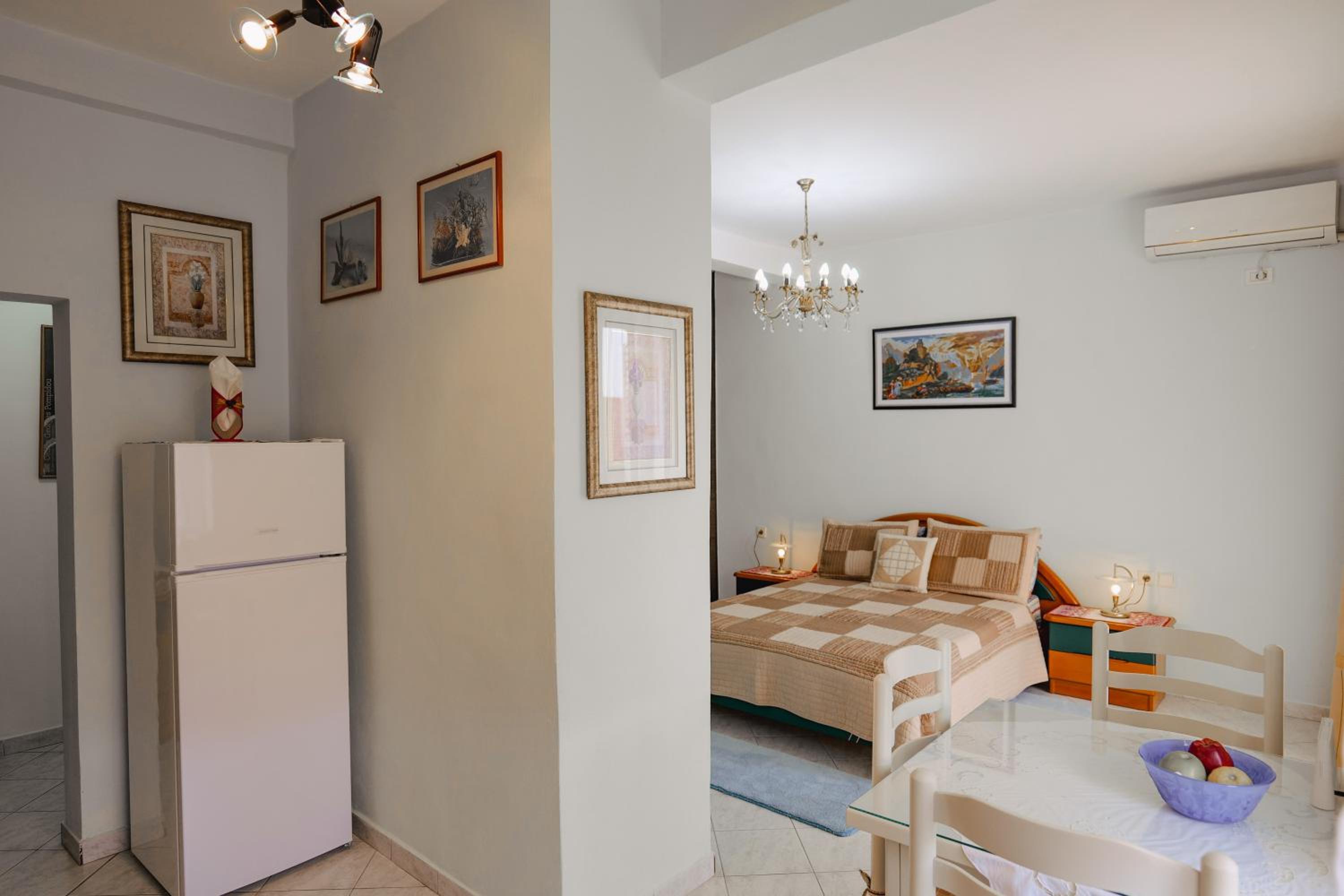 Thimios Rooms