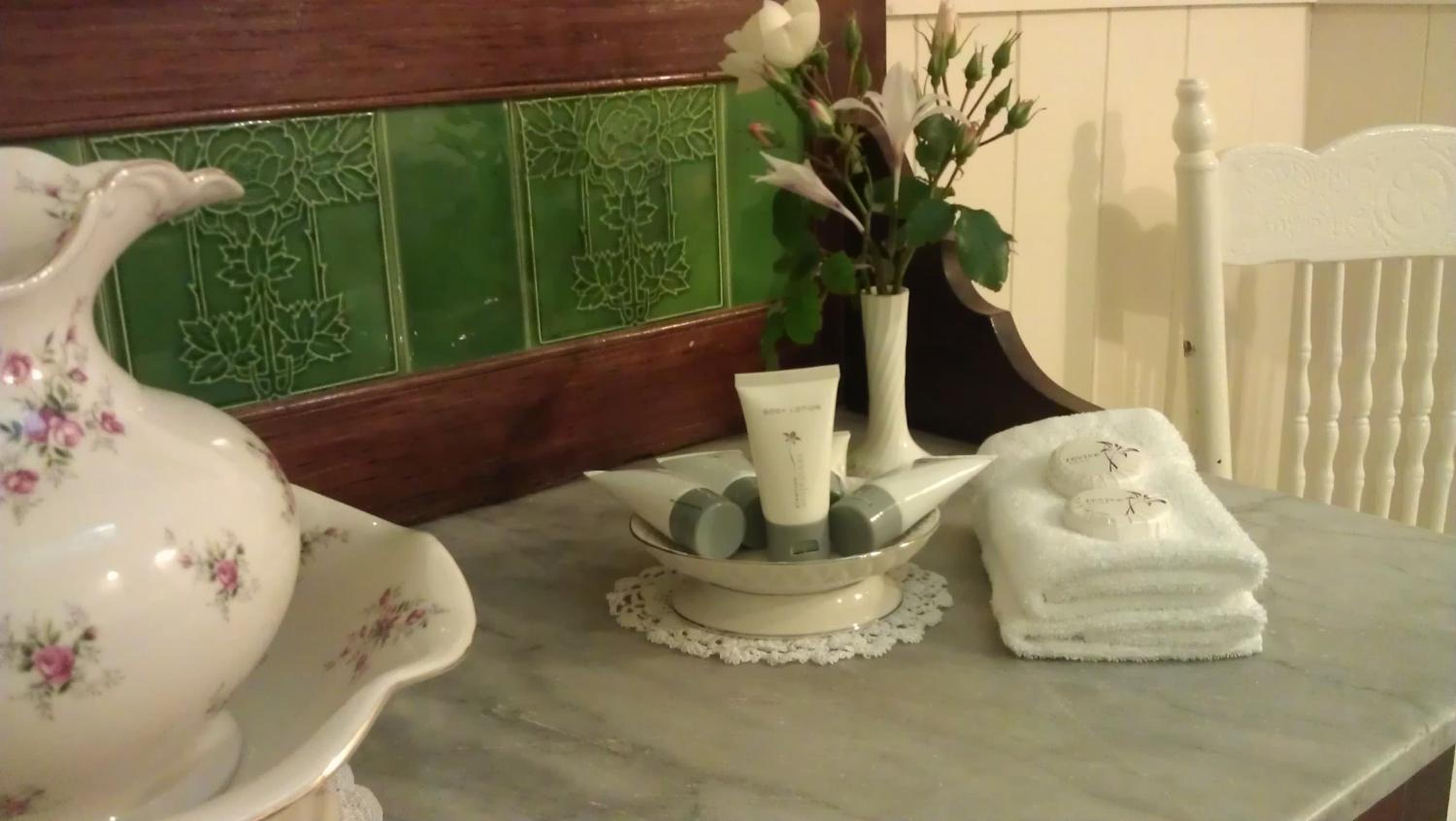 Angel's Aisle Cottages & Cafe