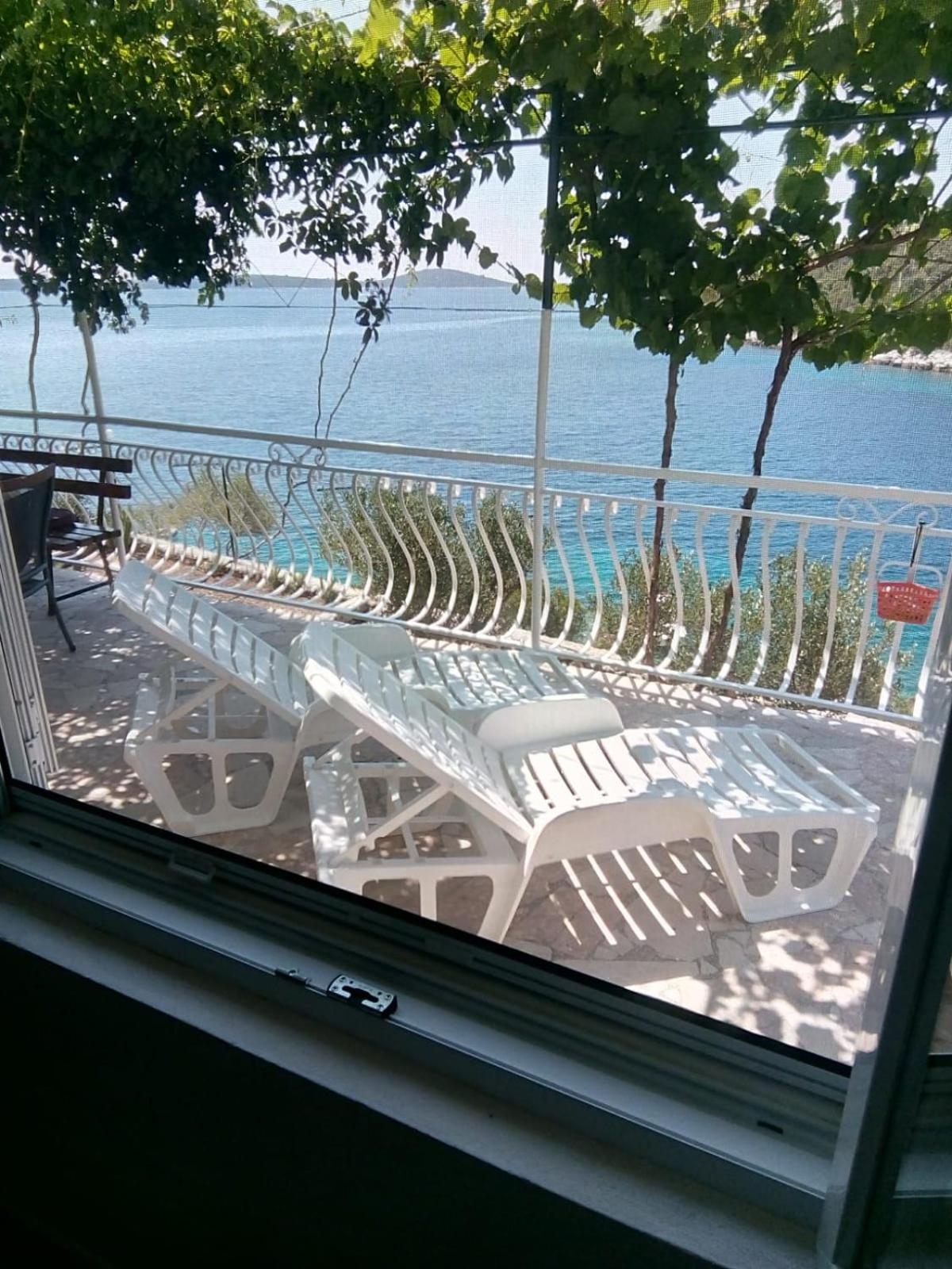 Beachfront apartments Ljubljeva