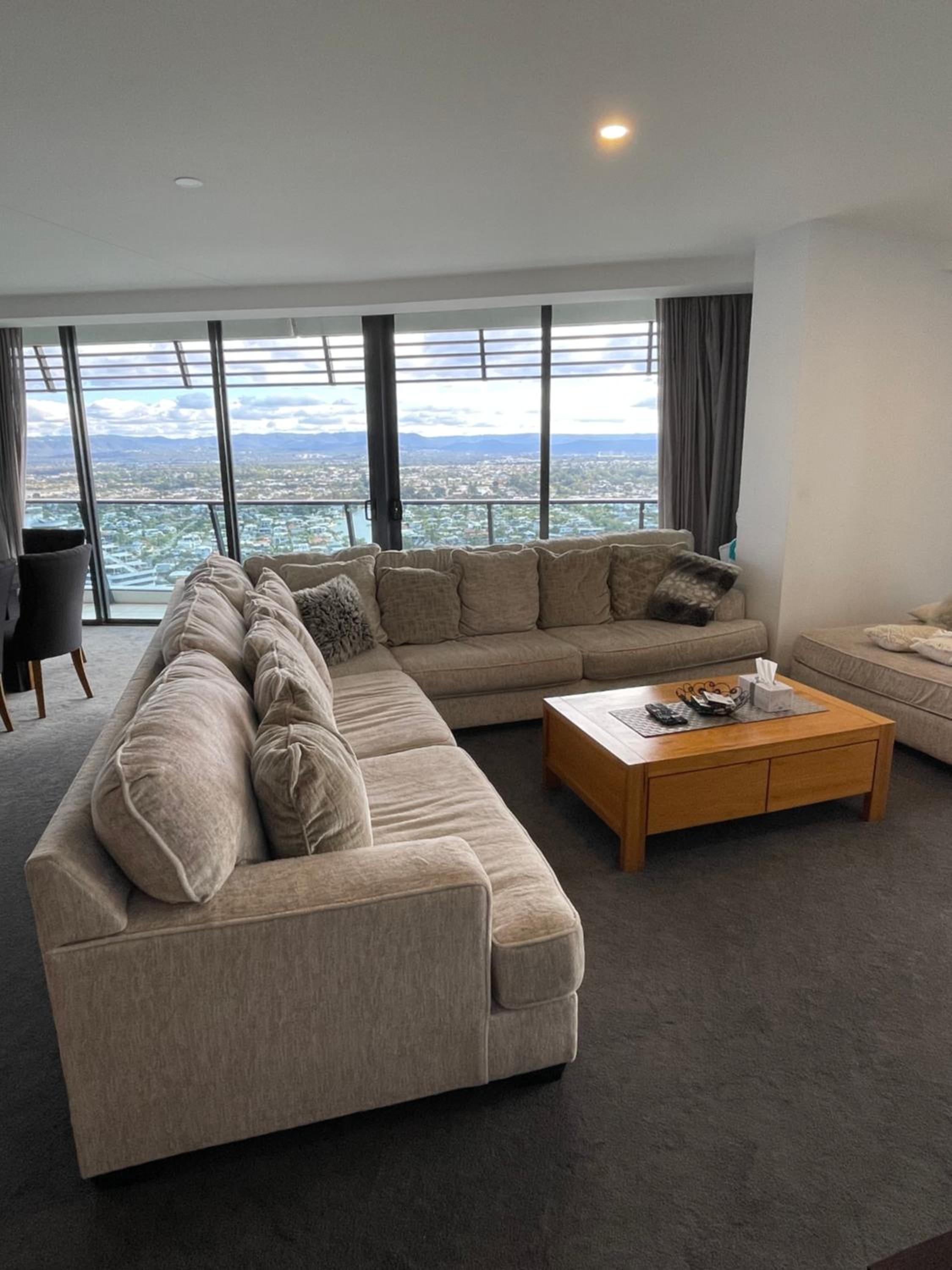 4 Bedroom Huge Sub Penthouse Oracle Level 31 Magnif VIEWS 260m2 Family Skyhome Sleeps 8 Adults and 2 Children, Sofa Bed Portacot, High Chair Central to Eve