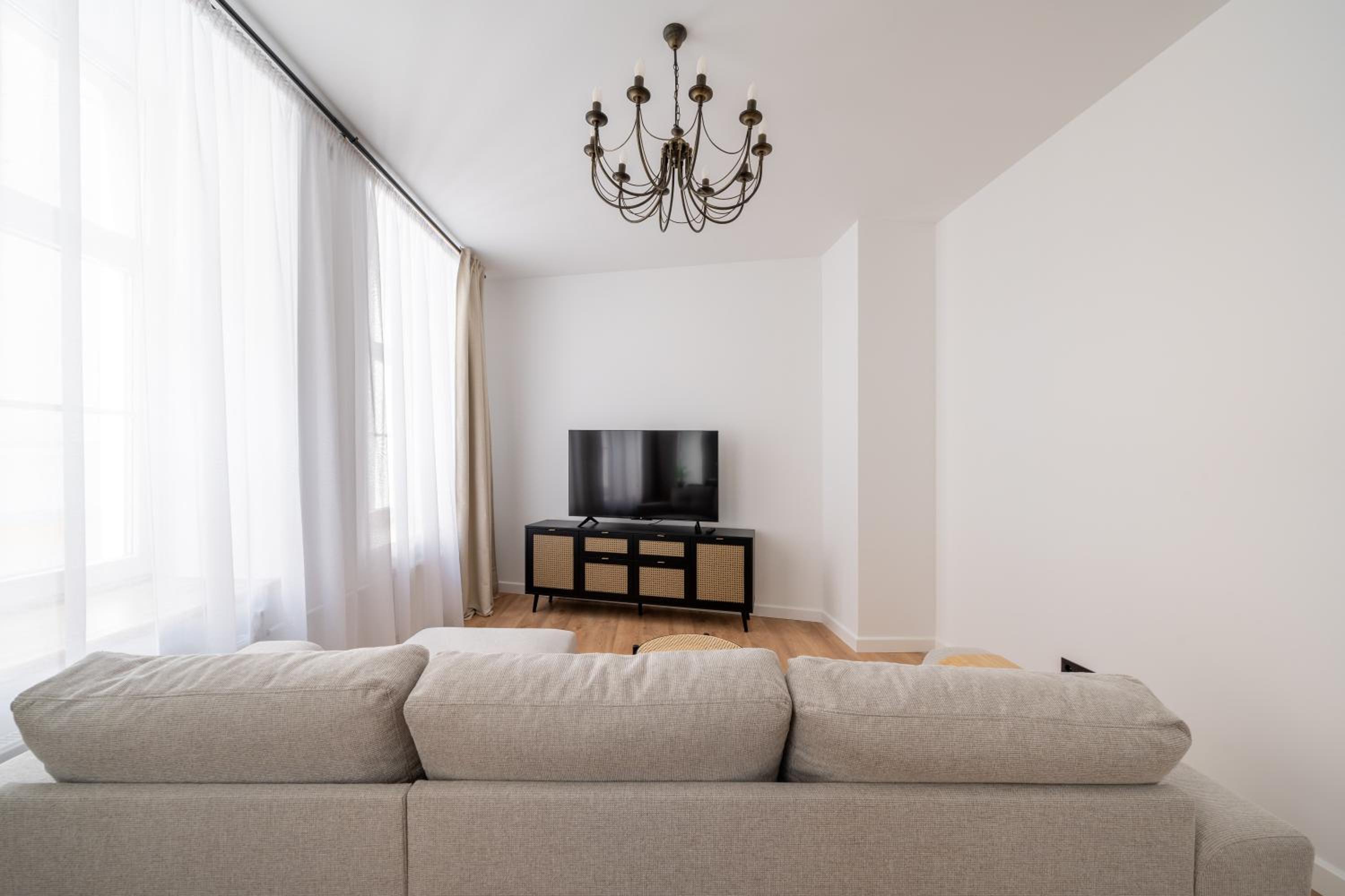 Spacious 1-bedroom apartment in the heart of Old Town view 5