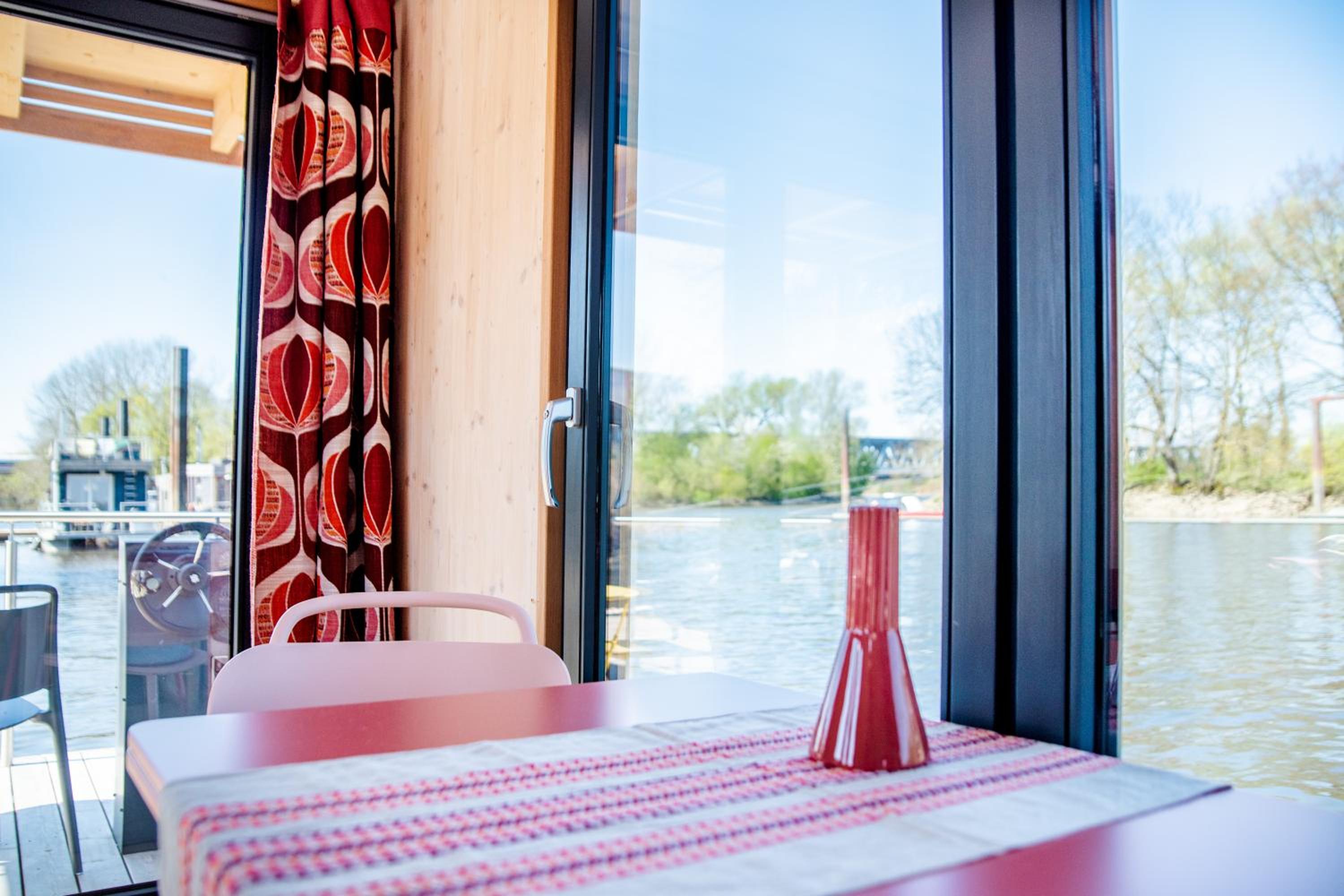 Besonderer Urlaub auf Hausboot TYSTNADEN