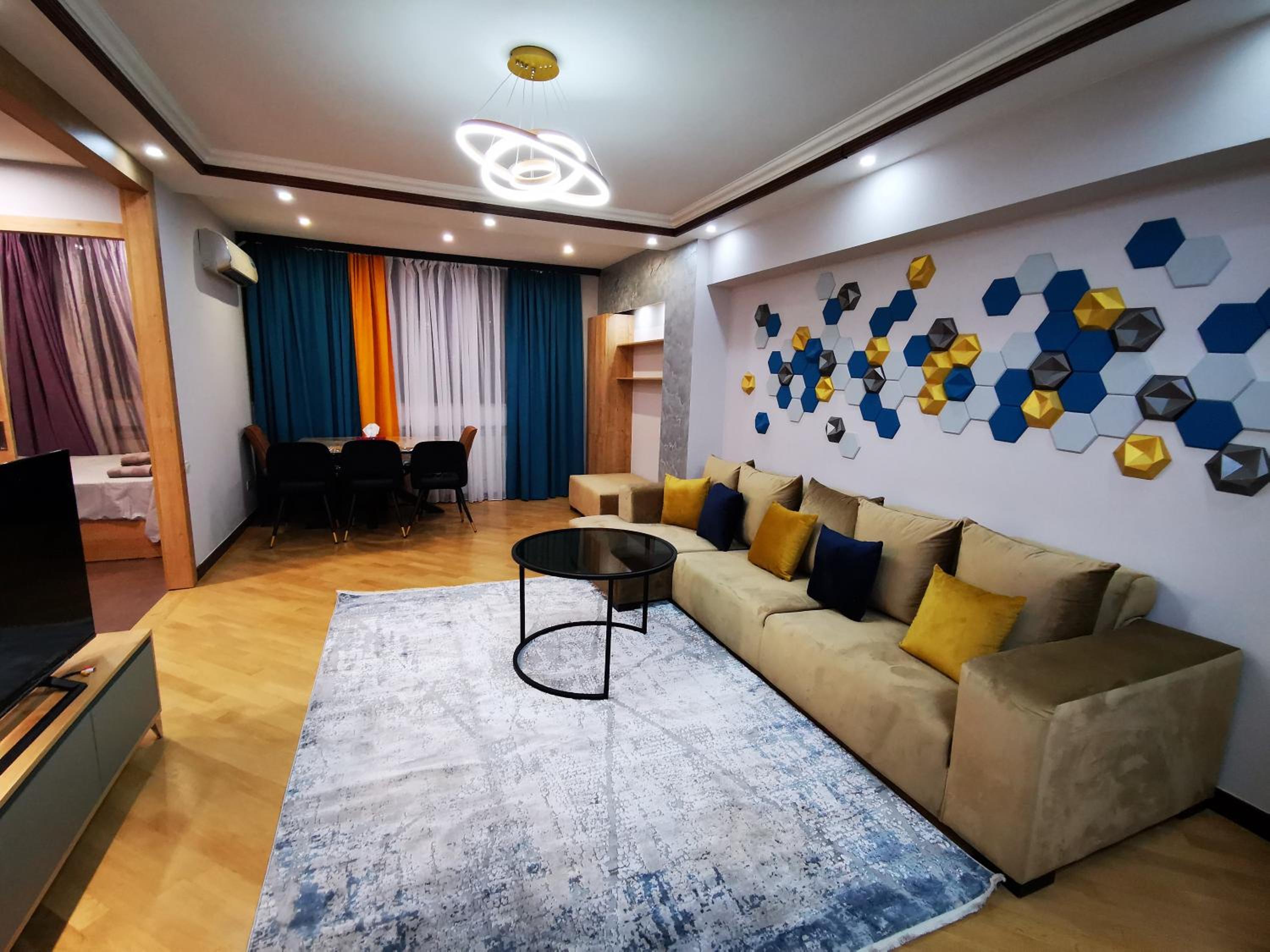 City Center Cozy 3Bedroom Apartment with Unique Design and Hot Tub , 2Bathroom, Middle of Center, By Republic Square