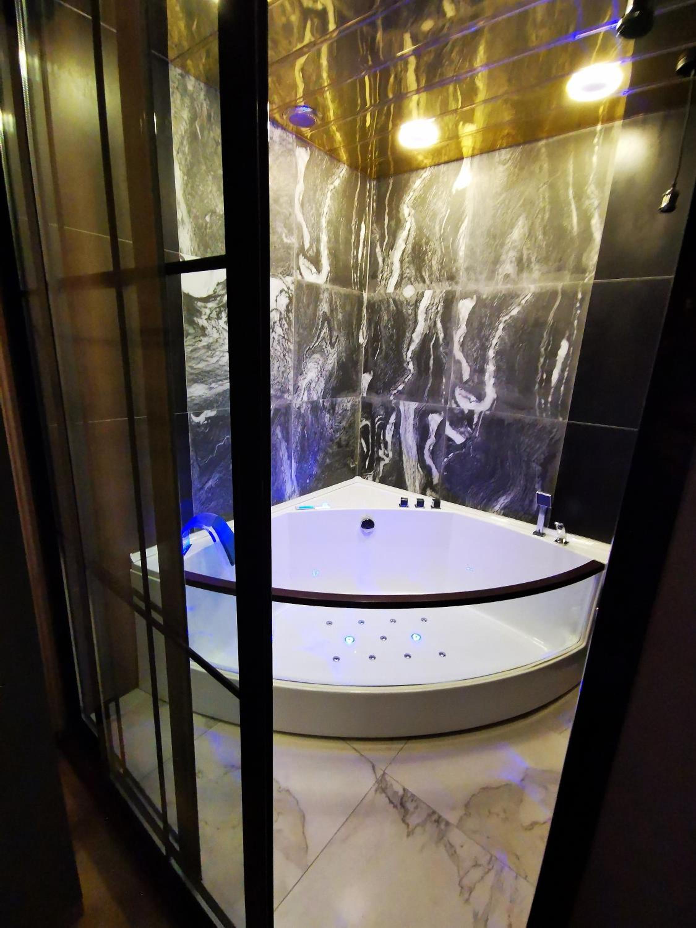 City Center Cozy 3Bedroom Apartment with Unique Design and Hot Tub , 2Bathroom, Middle of Center, By Republic Square