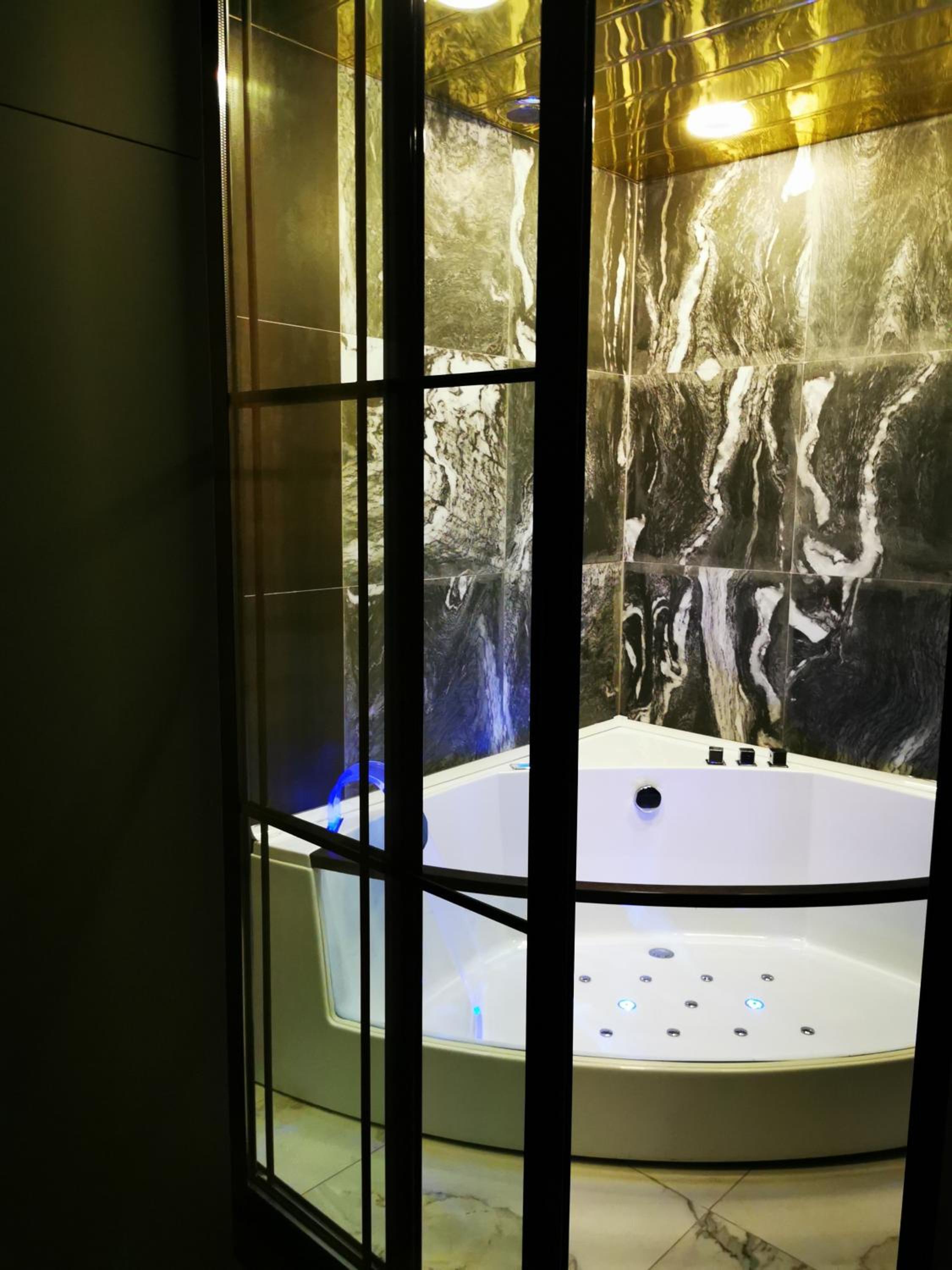 City Center Cozy 3Bedroom Apartment with Unique Design and Hot Tub , 2Bathroom, Middle of Center, By Republic Square