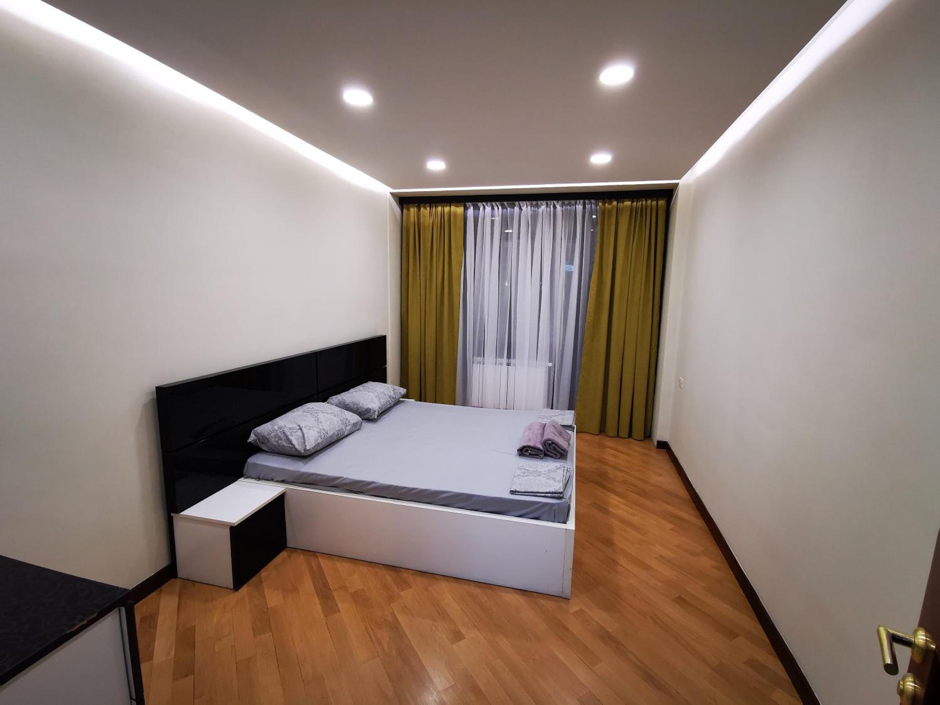 City Center Cozy 3Bedroom Apartment with Unique Design and Hot Tub , 2Bathroom, Middle of Center, By Republic Square