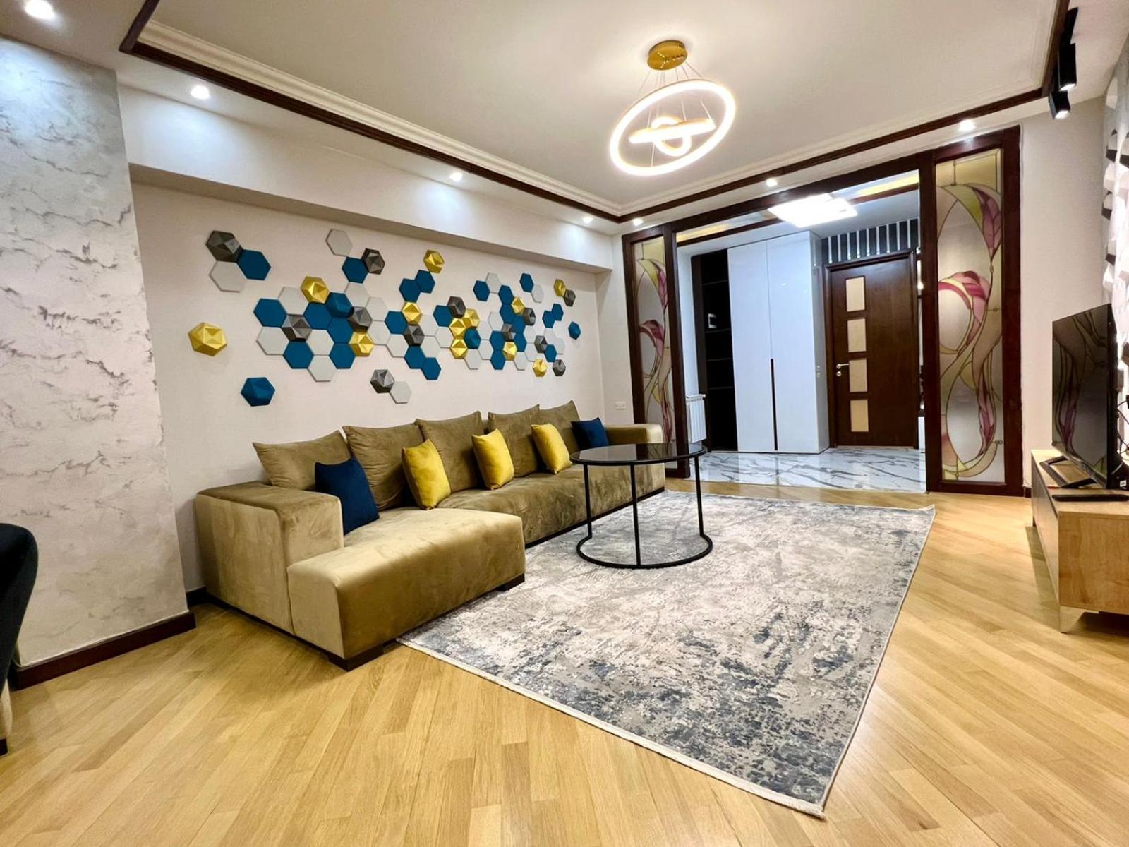 City Center Cozy 3Bedroom Apartment with Unique Design and Hot Tub , 2Bathroom, Middle of Center, By Republic Square