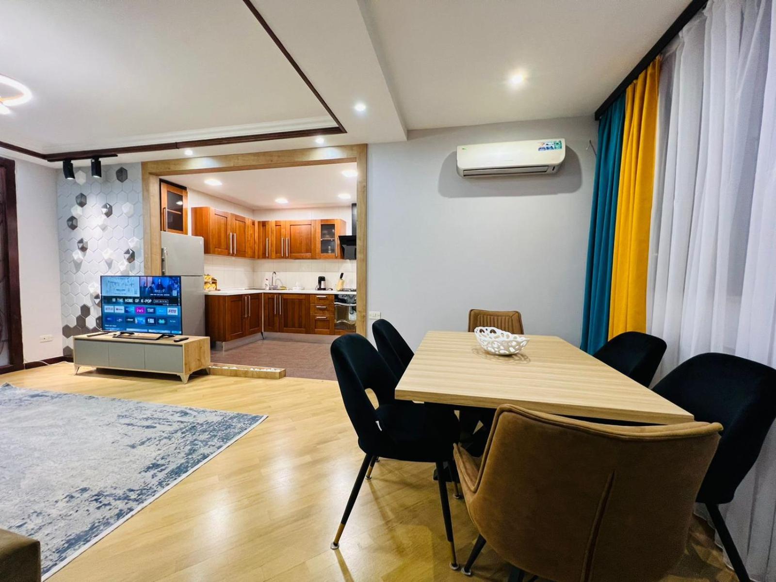 City Center Cozy 3Bedroom Apartment with Unique Design and Hot Tub , 2Bathroom, Middle of Center, By Republic Square