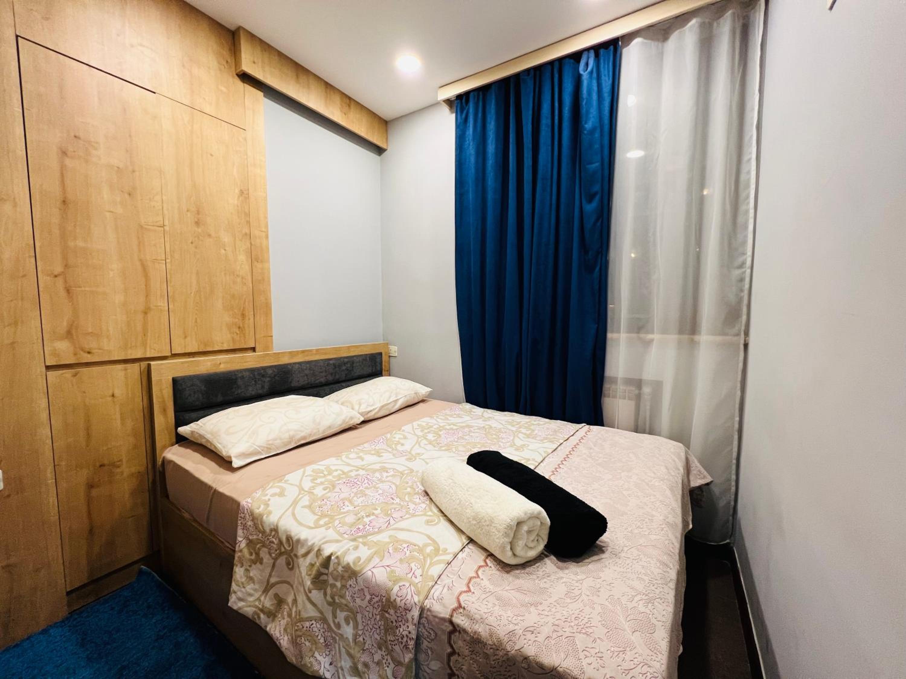City Center Cozy 3Bedroom Apartment with Unique Design and Hot Tub , 2Bathroom, Middle of Center, By Republic Square