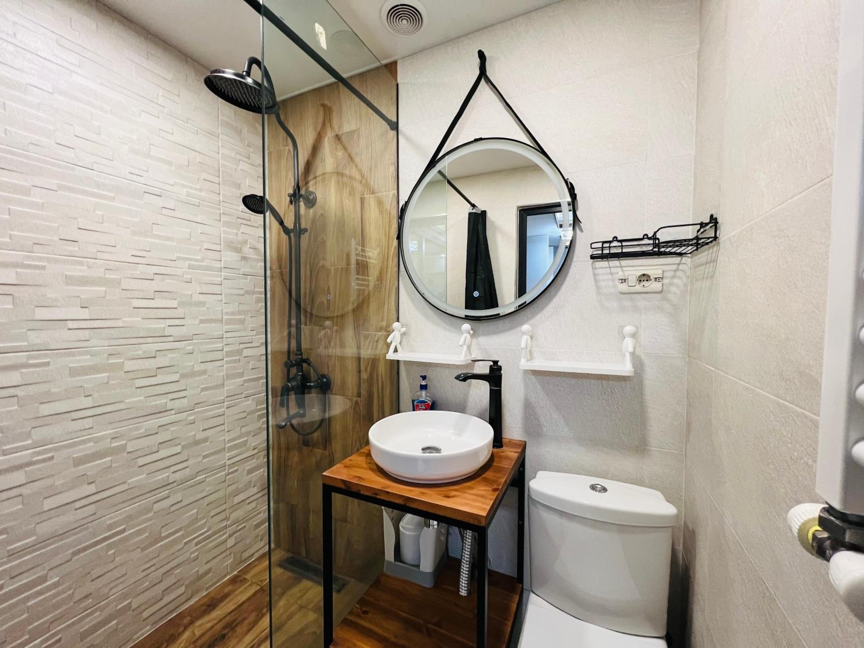 City Center Cozy 3Bedroom Apartment with Unique Design and Hot Tub , 2Bathroom, Middle of Center, By Republic Square