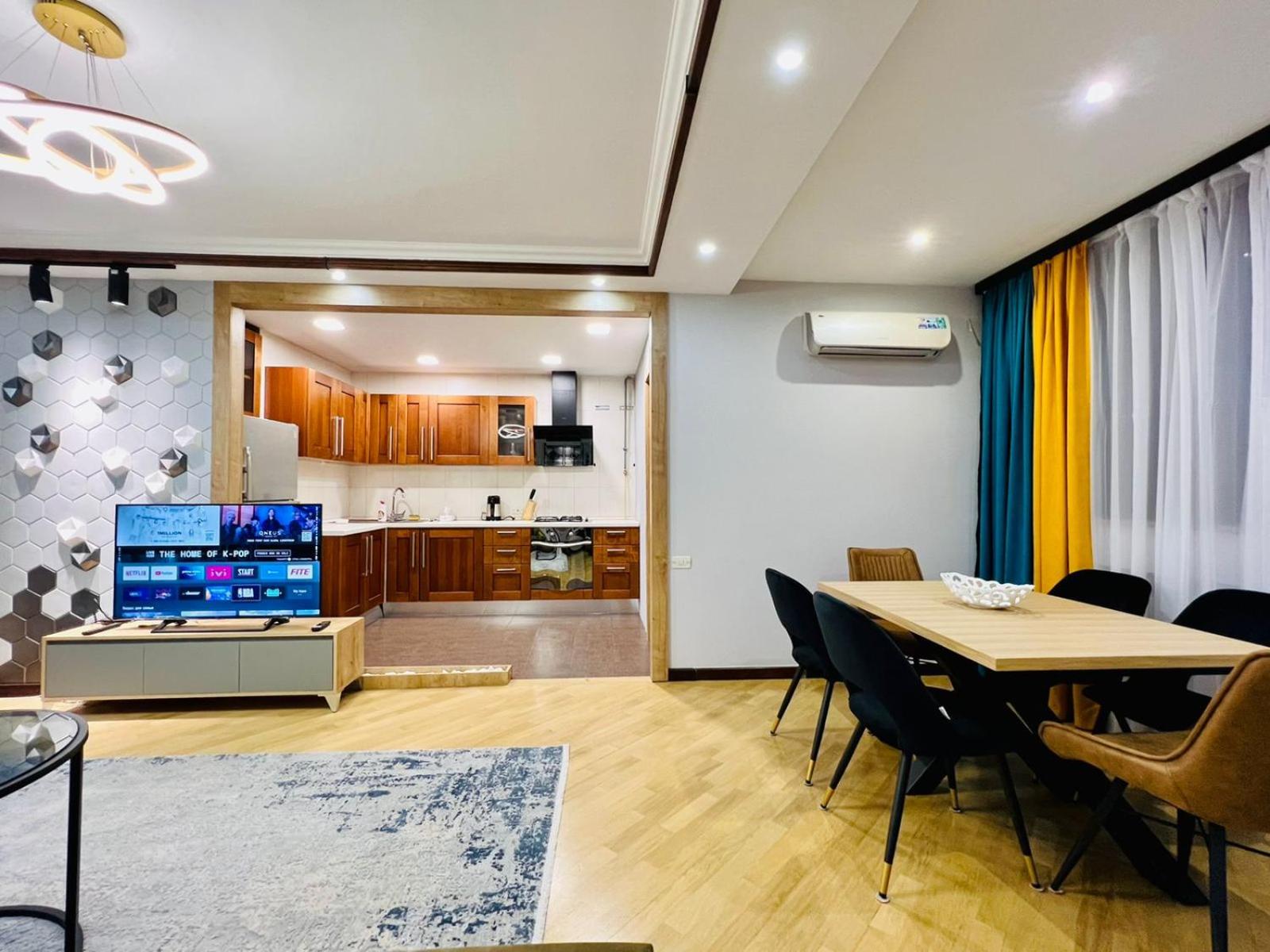 City Center Cozy 3Bedroom Apartment with Unique Design and Hot Tub , 2Bathroom, Middle of Center, By Republic Square