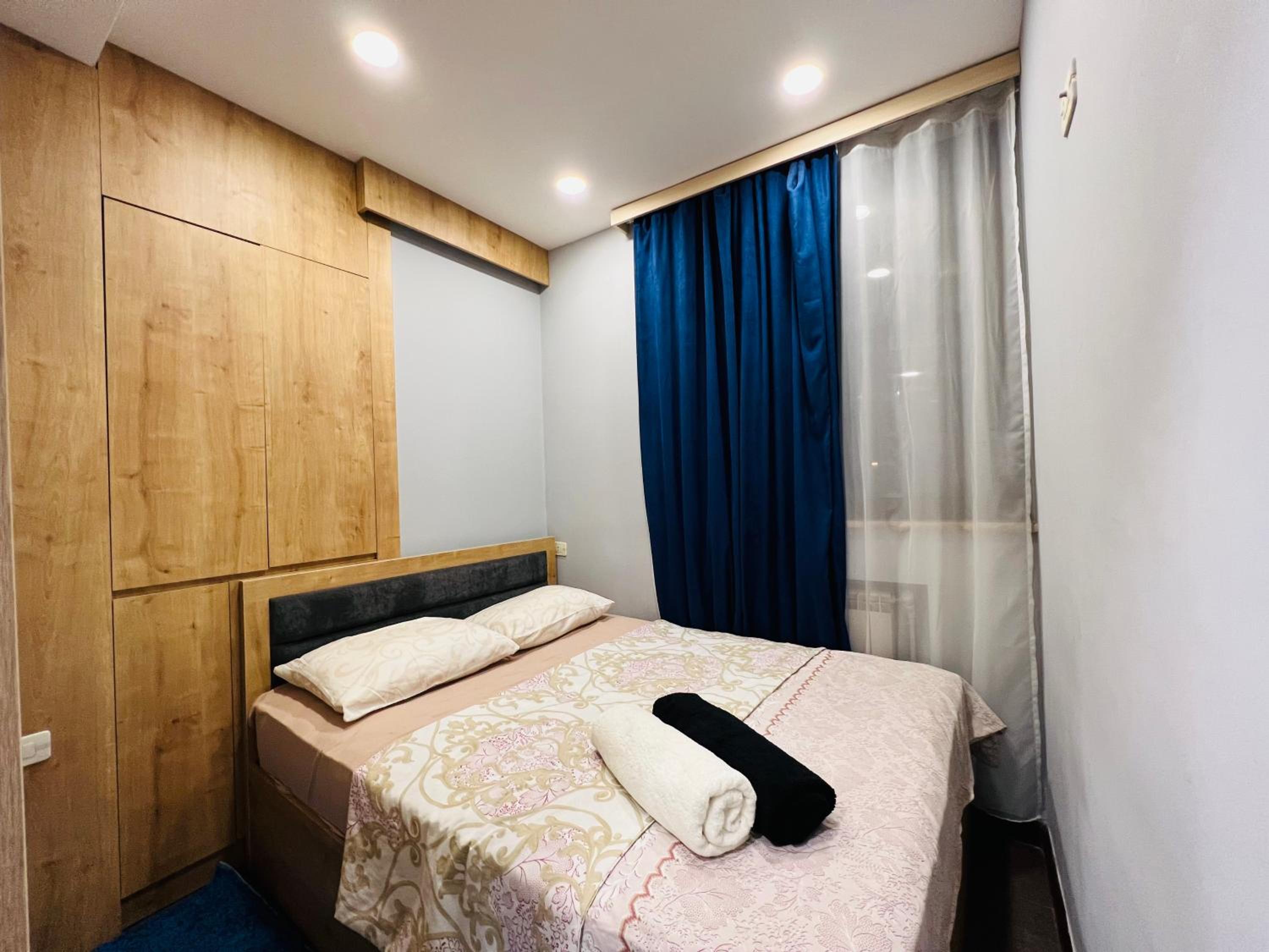 City Center Cozy 3Bedroom Apartment with Unique Design and Hot Tub , 2Bathroom, Middle of Center, By Republic Square