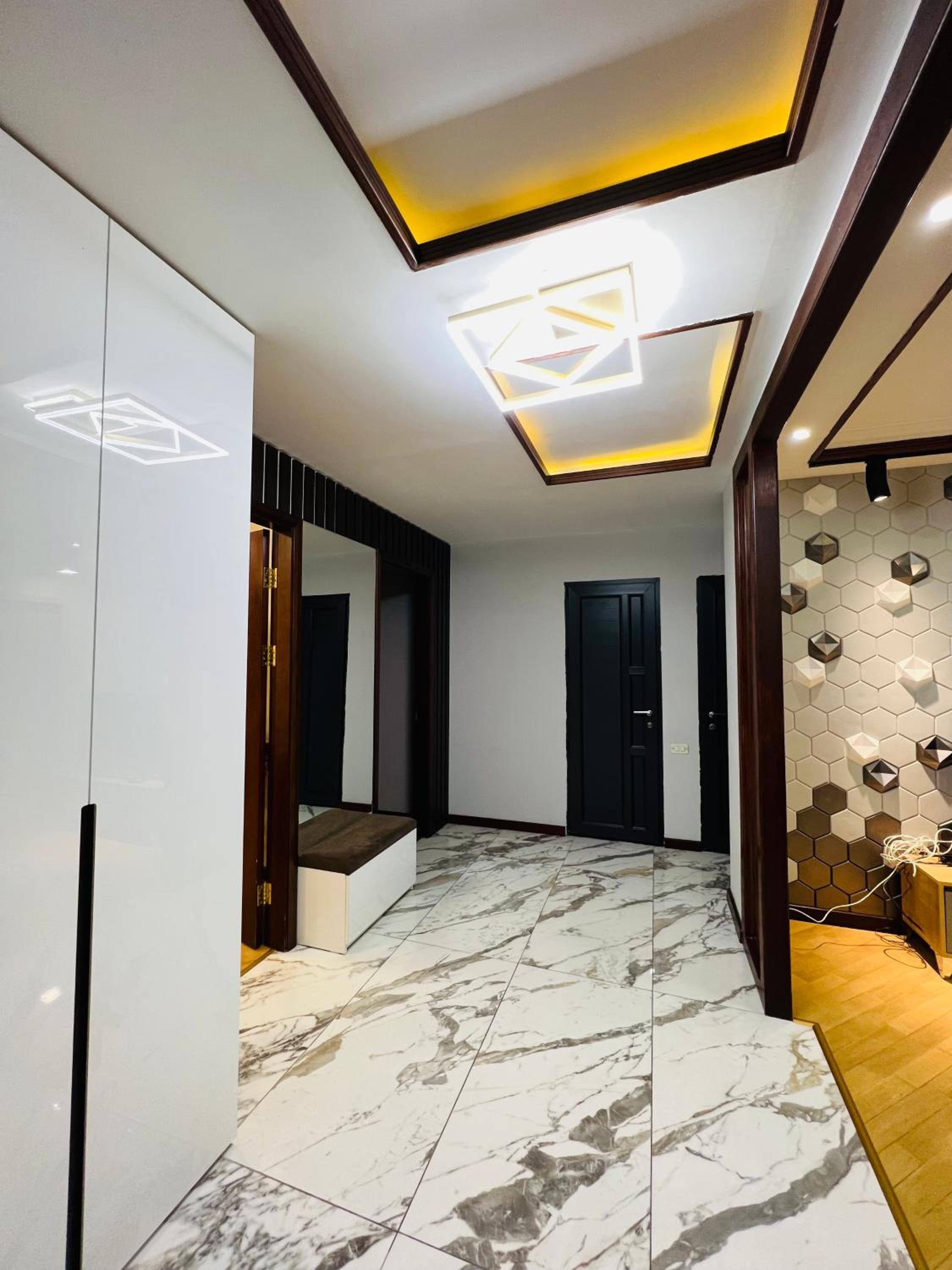 City Center Cozy 3Bedroom Apartment with Unique Design and Hot Tub , 2Bathroom, Middle of Center, By Republic Square