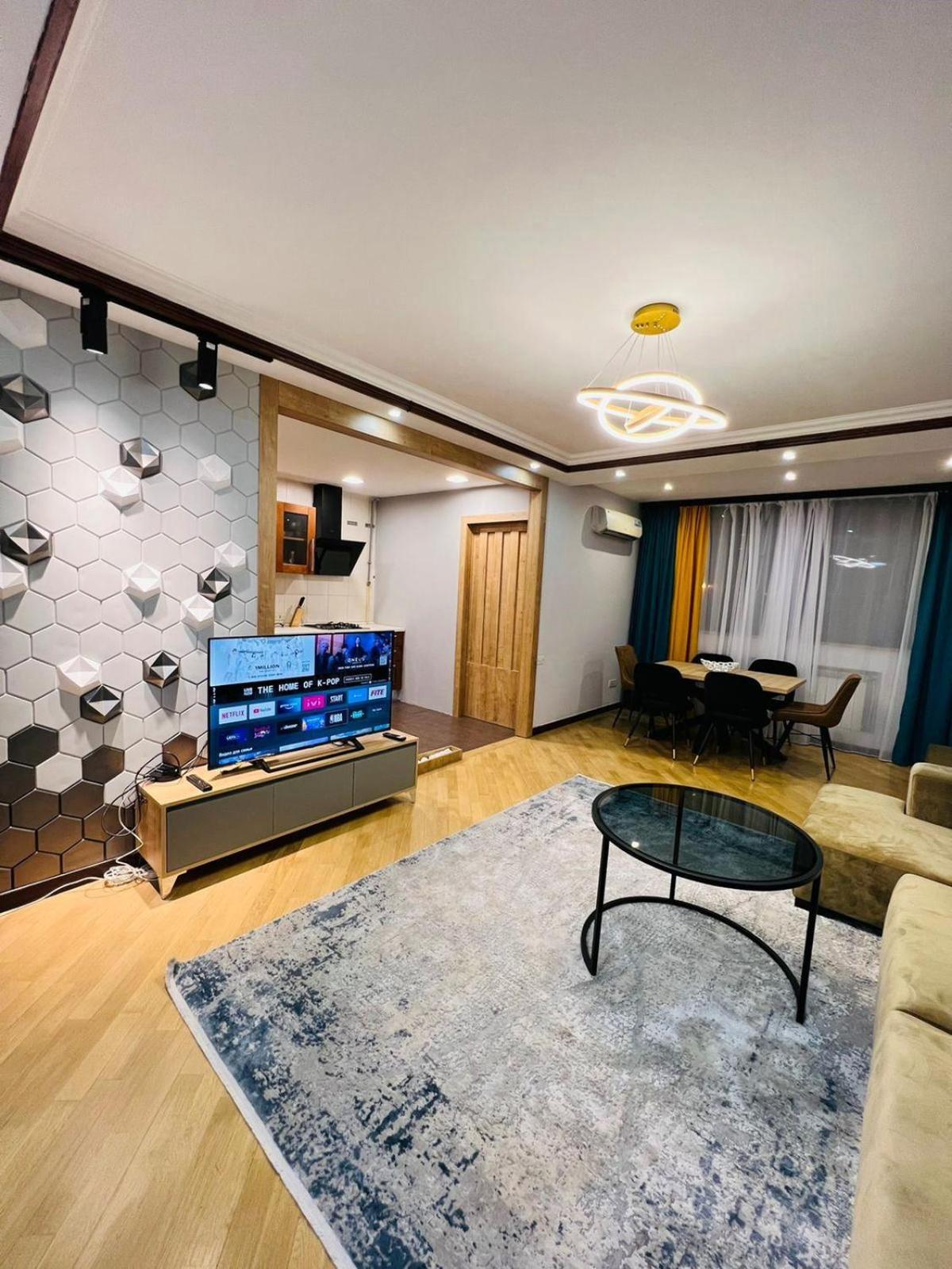 City Center Cozy 3Bedroom Apartment with Unique Design and Hot Tub , 2Bathroom, Middle of Center, By Republic Square
