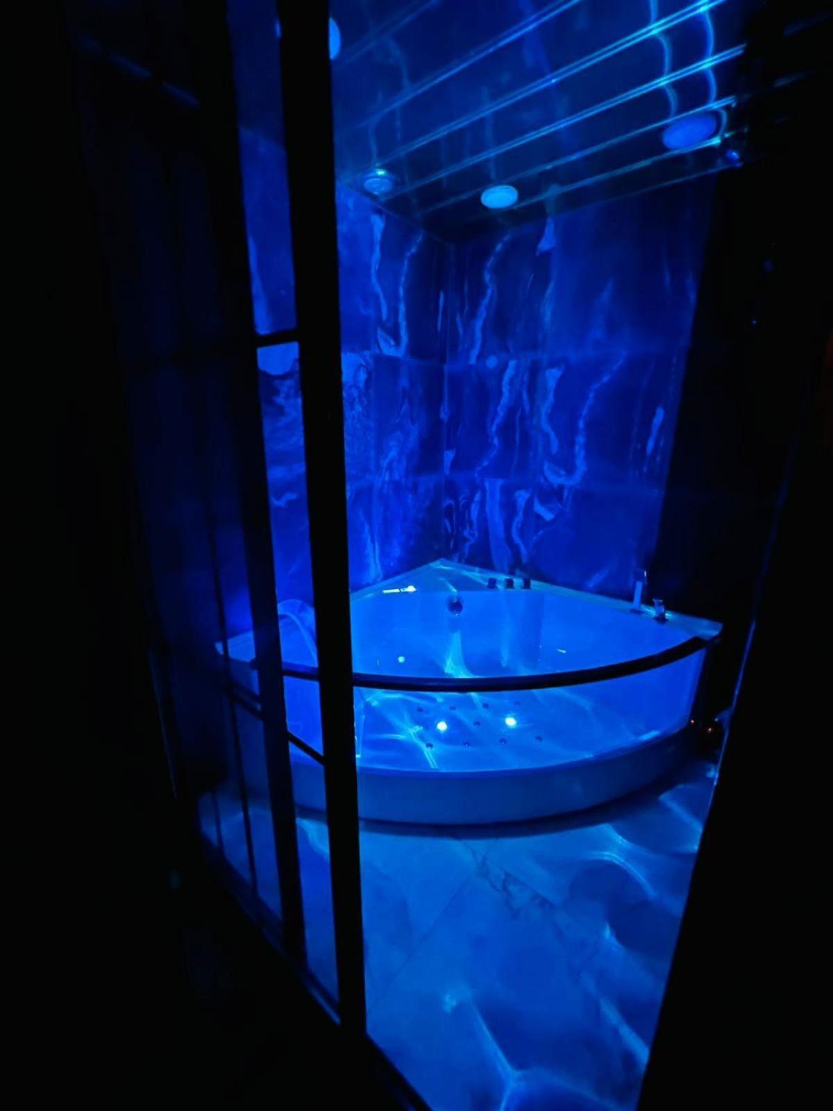 City Center Cozy 3Bedroom Apartment with Unique Design and Hot Tub , 2Bathroom, Middle of Center, By Republic Square