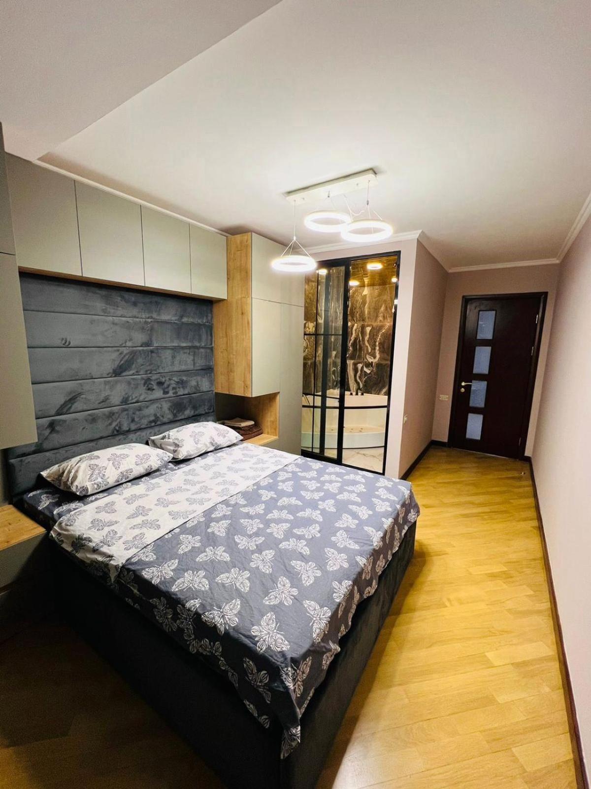City Center Cozy 3Bedroom Apartment with Unique Design and Hot Tub , 2Bathroom, Middle of Center, By Republic Square