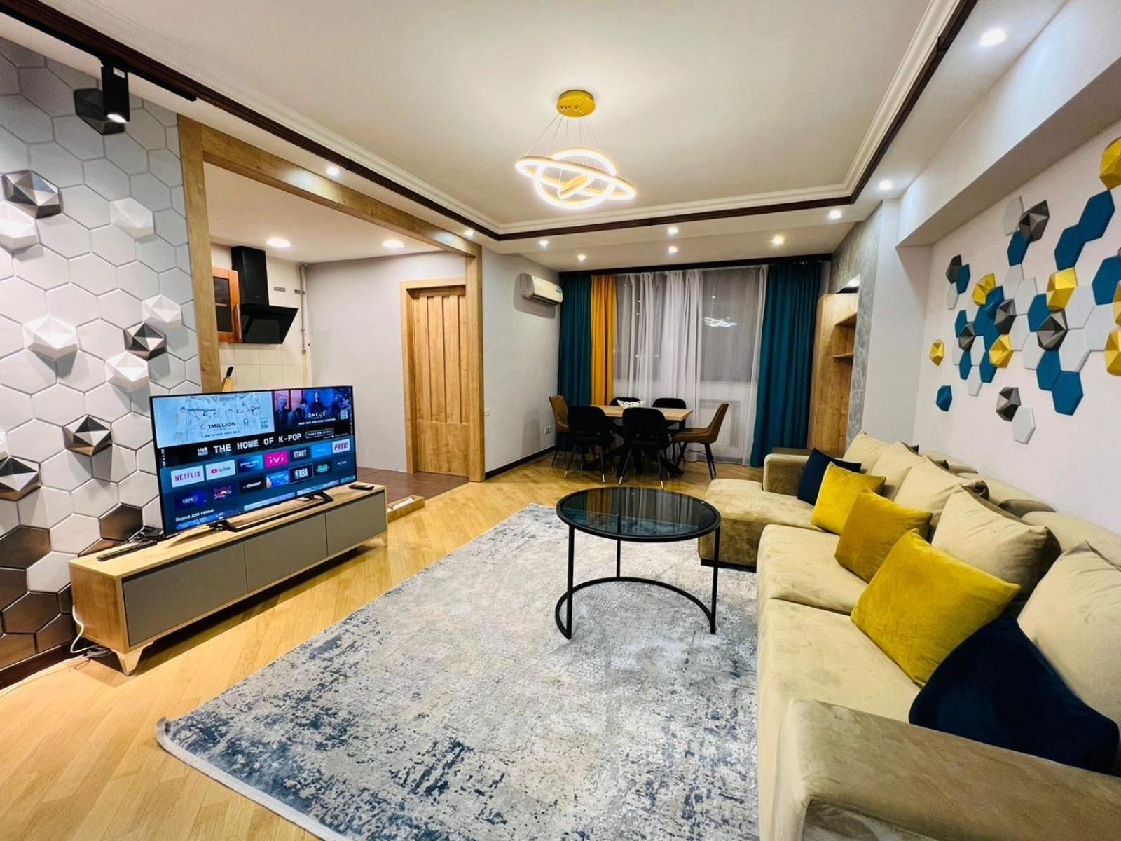 City Center Cozy 3Bedroom Apartment with Unique Design and Hot Tub , 2Bathroom, Middle of Center, By Republic Square