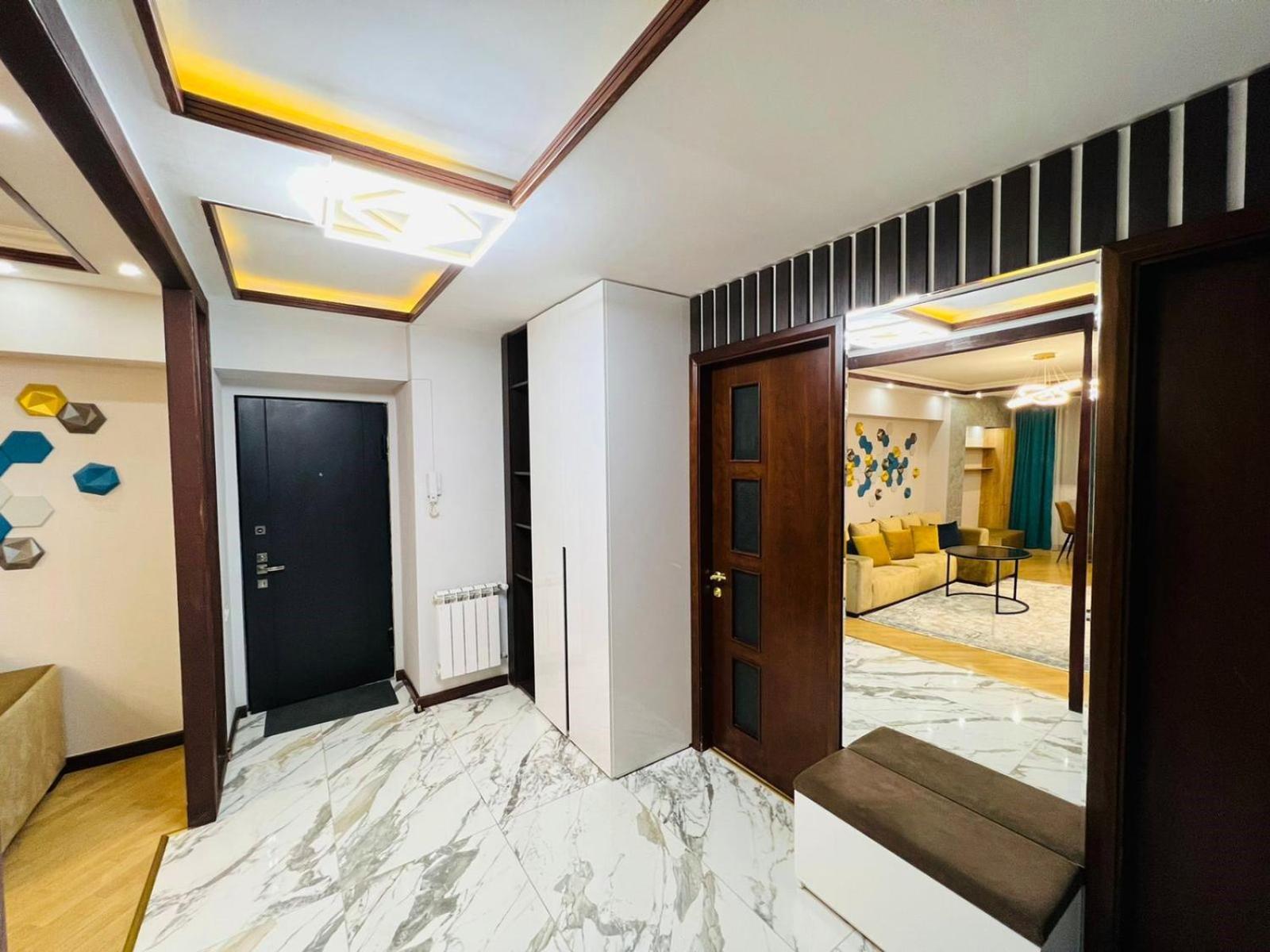 City Center Cozy 3Bedroom Apartment with Unique Design and Hot Tub , 2Bathroom, Middle of Center, By Republic Square