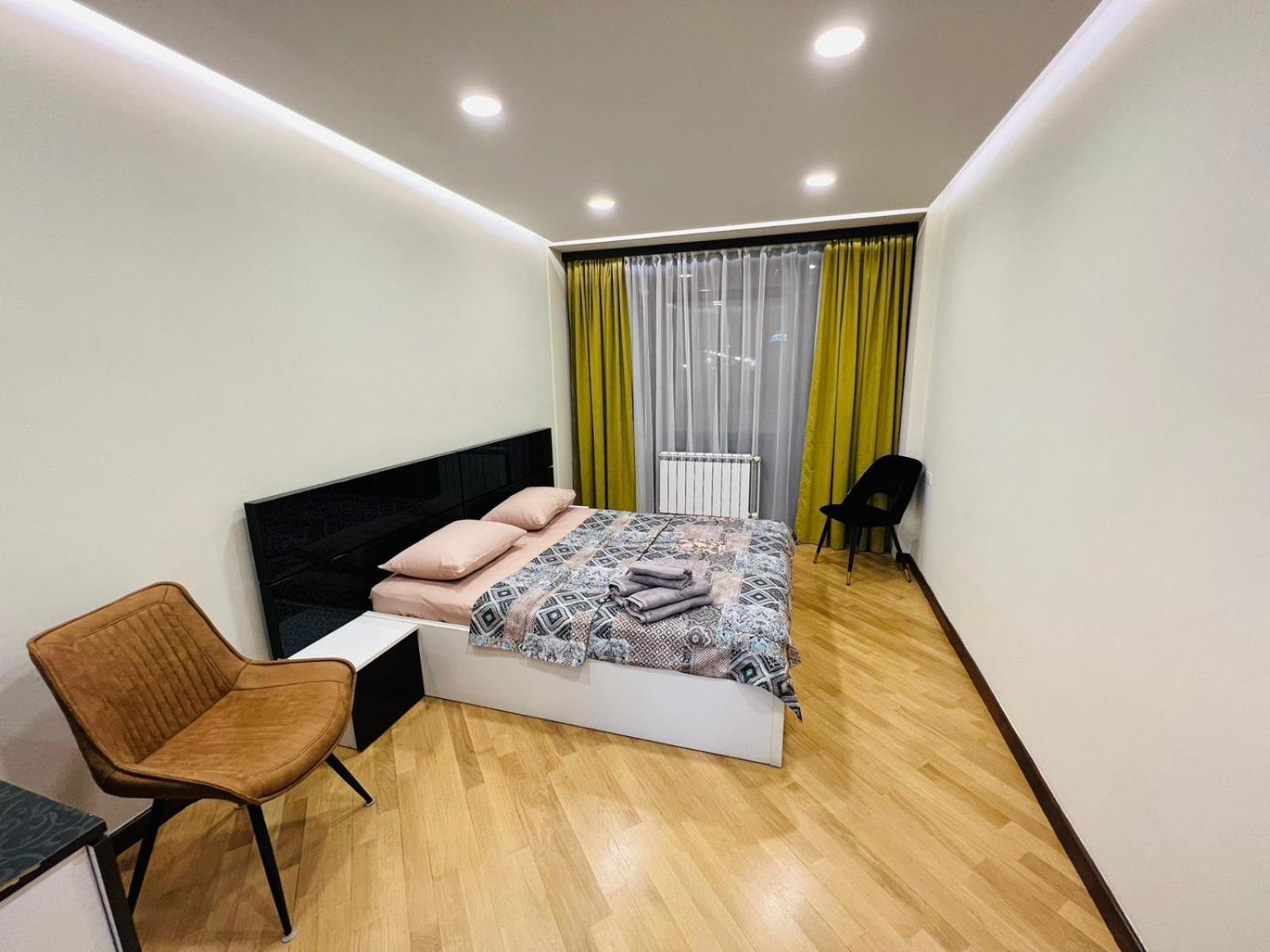 City Center Cozy 3Bedroom Apartment with Unique Design and Hot Tub , 2Bathroom, Middle of Center, By Republic Square