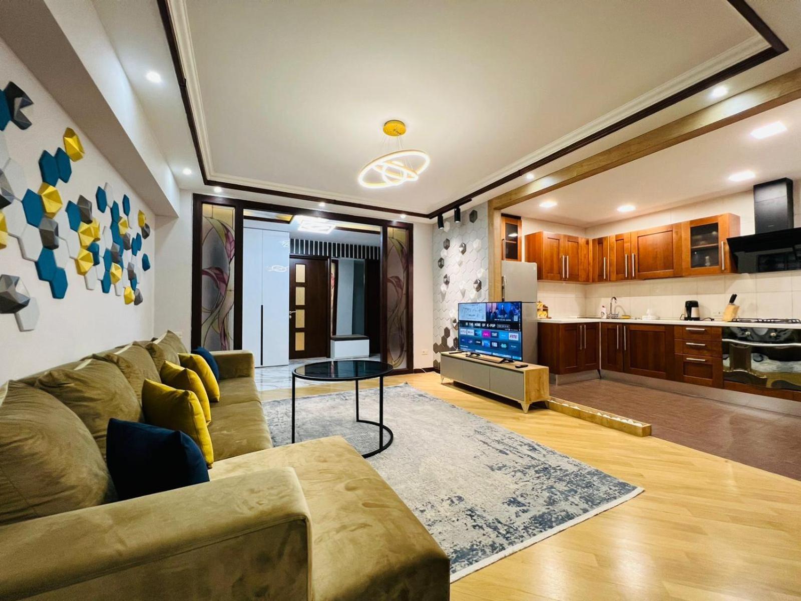 City Center Cozy 3Bedroom Apartment with Unique Design and Hot Tub , 2Bathroom, Middle of Center, By Republic Square