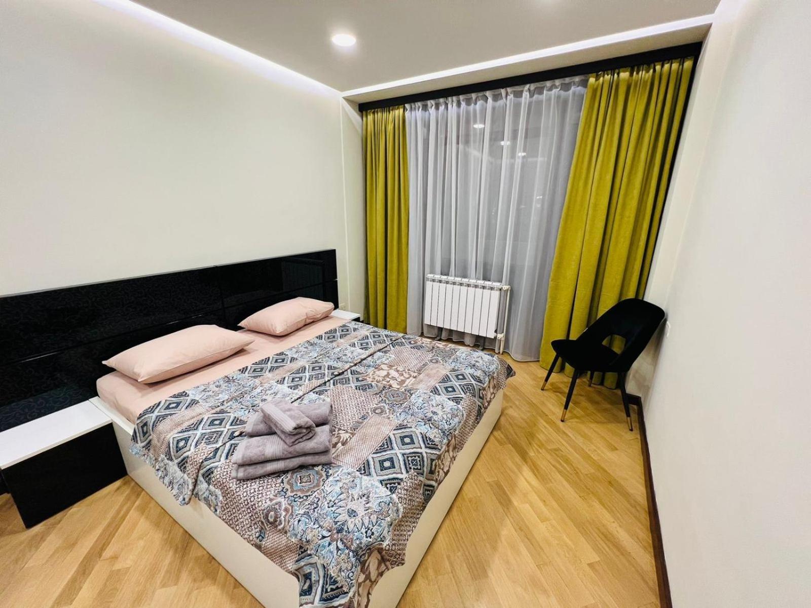 City Center Cozy 3Bedroom Apartment with Unique Design and Hot Tub , 2Bathroom, Middle of Center, By Republic Square