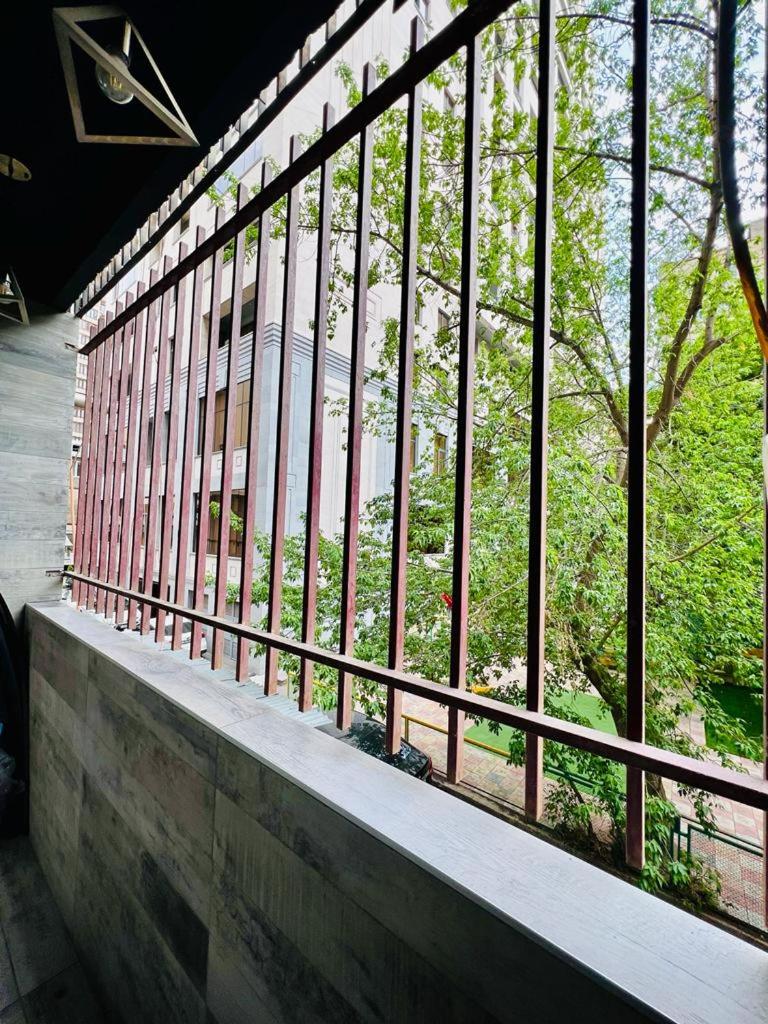City Center Cozy 3Bedroom Apartment with Unique Design and Hot Tub , 2Bathroom, Middle of Center, By Republic Square