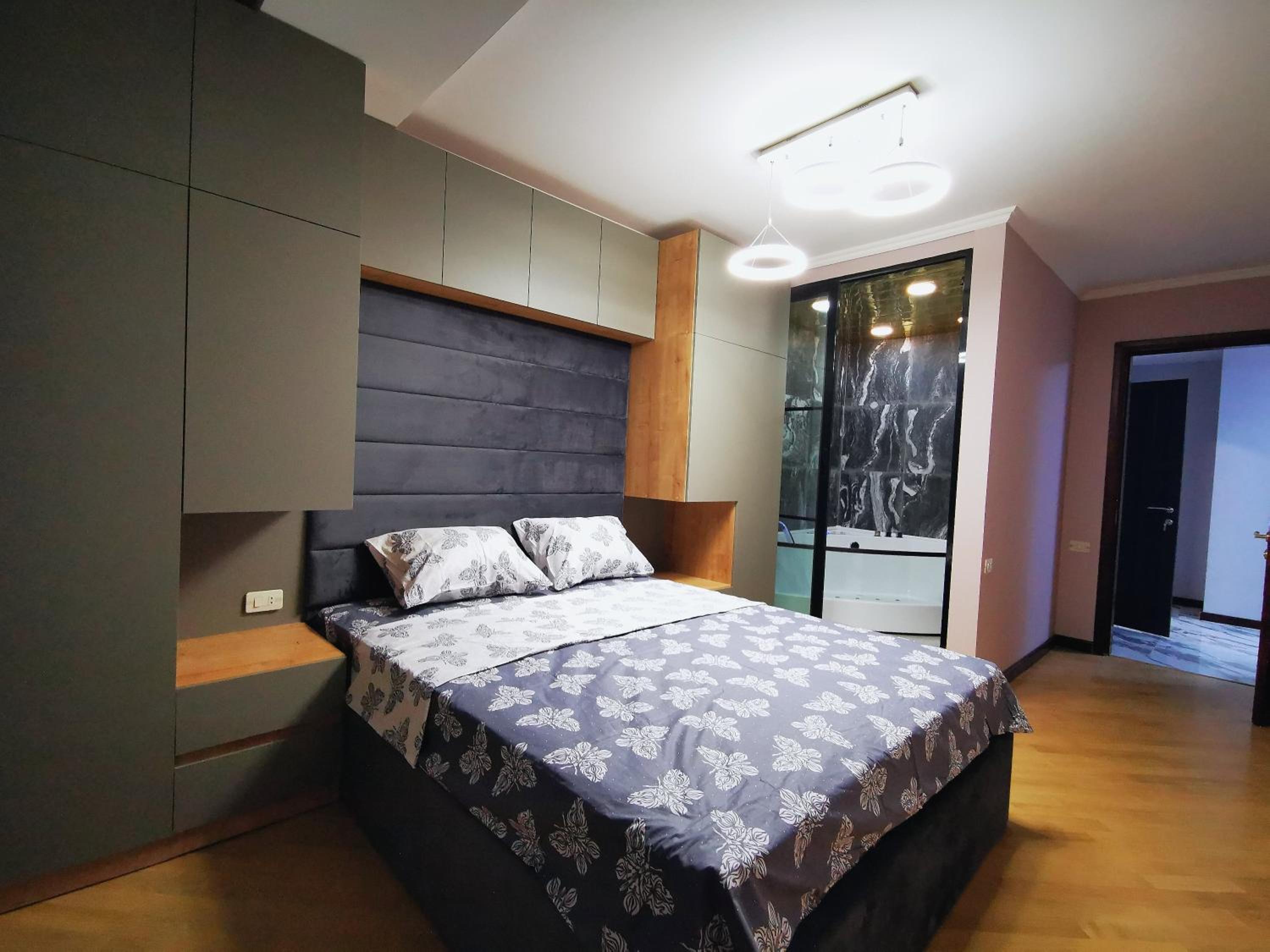 City Center Cozy 3Bedroom Apartment with Unique Design and Hot Tub , 2Bathroom, Middle of Center, By Republic Square