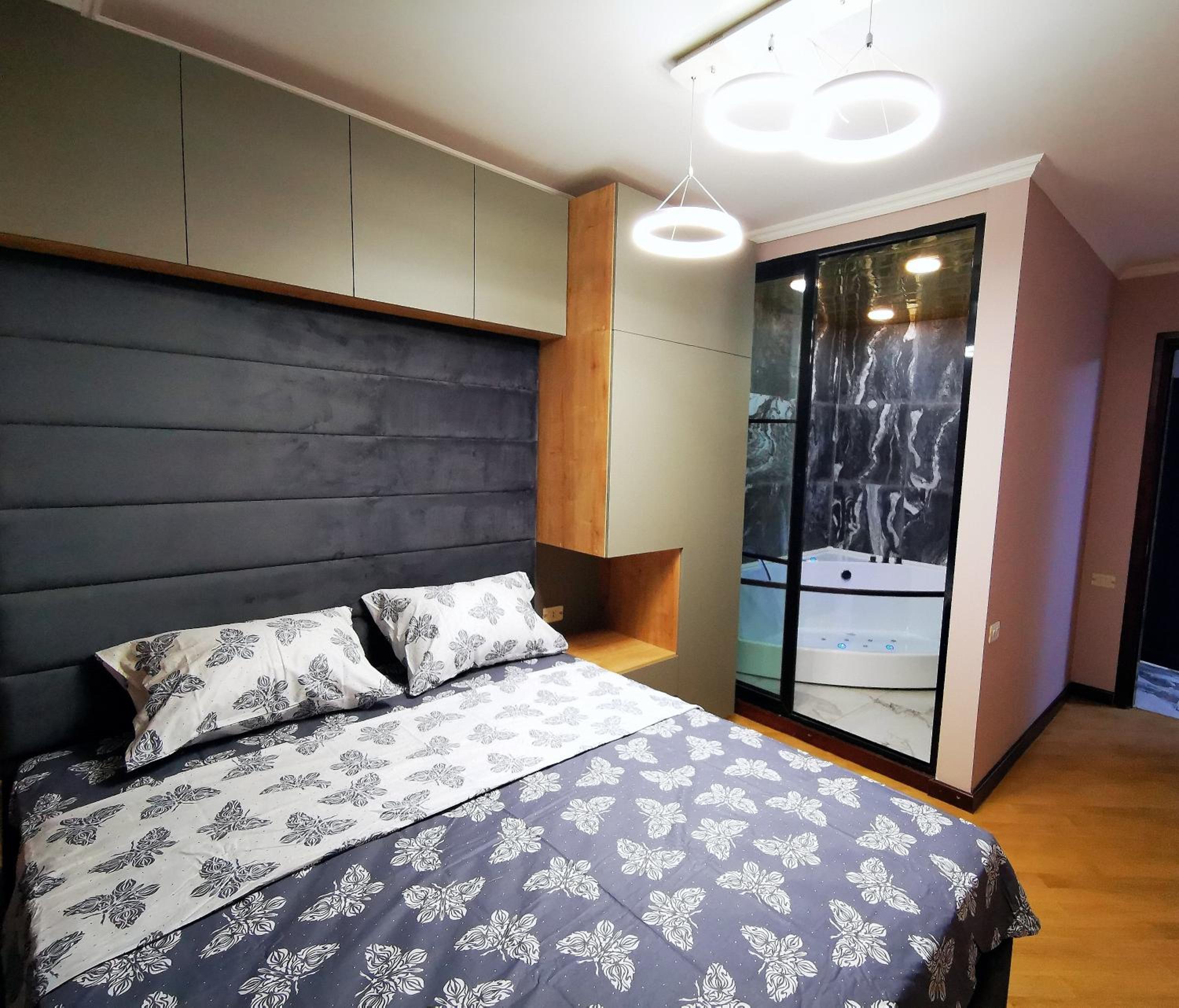 City Center Cozy 3Bedroom Apartment with Unique Design and Hot Tub , 2Bathroom, Middle of Center, By Republic Square