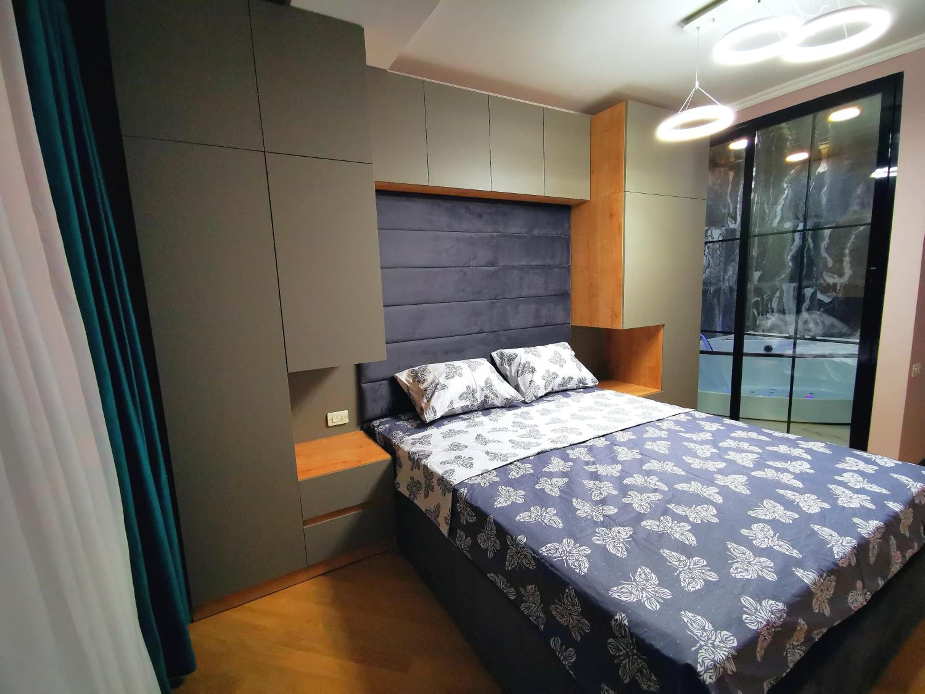 City Center Cozy 3Bedroom Apartment with Unique Design and Hot Tub , 2Bathroom, Middle of Center, By Republic Square