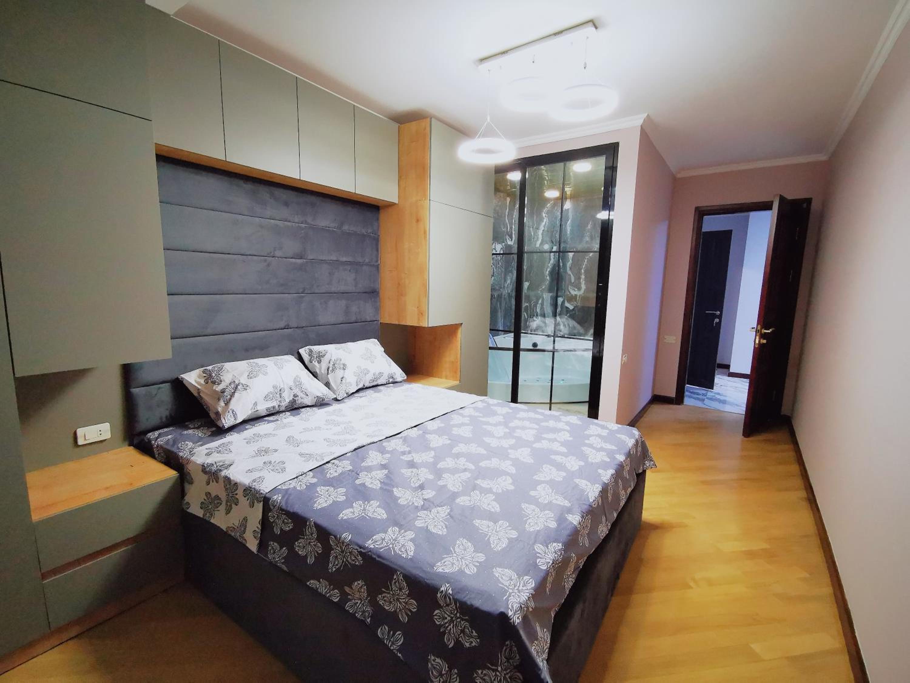 City Center Cozy 3Bedroom Apartment with Unique Design and Hot Tub , 2Bathroom, Middle of Center, By Republic Square
