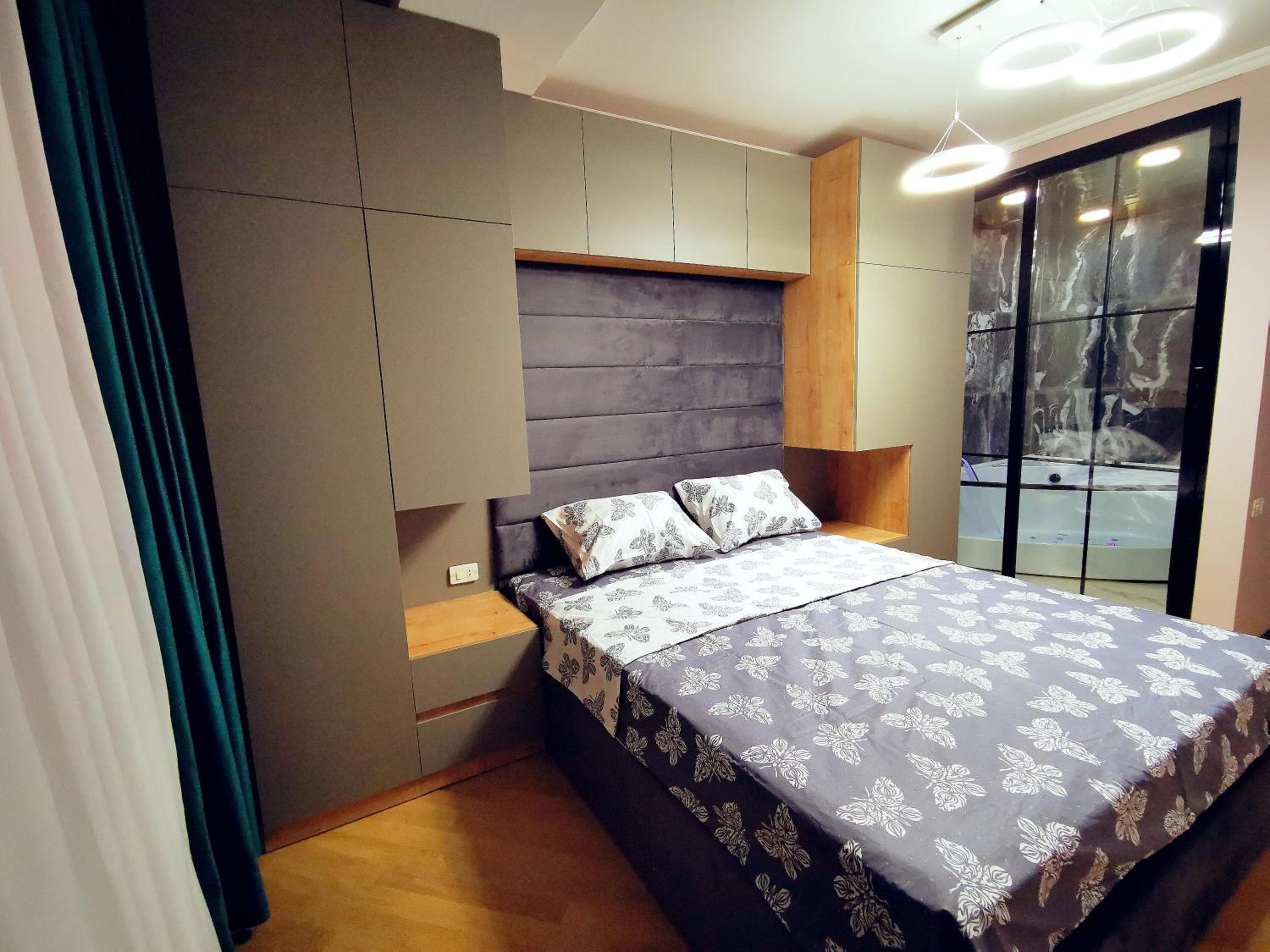City Center Cozy 3Bedroom Apartment with Unique Design and Hot Tub , 2Bathroom, Middle of Center, By Republic Square