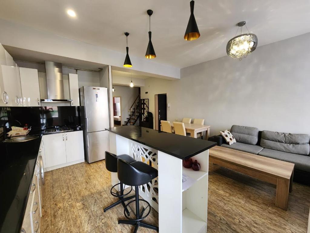 City Center Spacious 3 Bedroom+ 2.5 Bathrooms , Stunning View + Open Balcony For Families and Groups