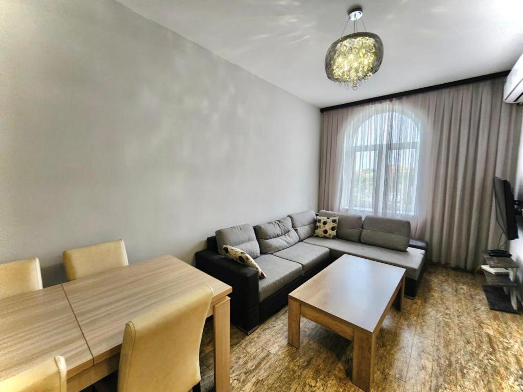 City Center Spacious 3 Bedroom+ 2.5 Bathrooms , Stunning View + Open Balcony For Families and Groups