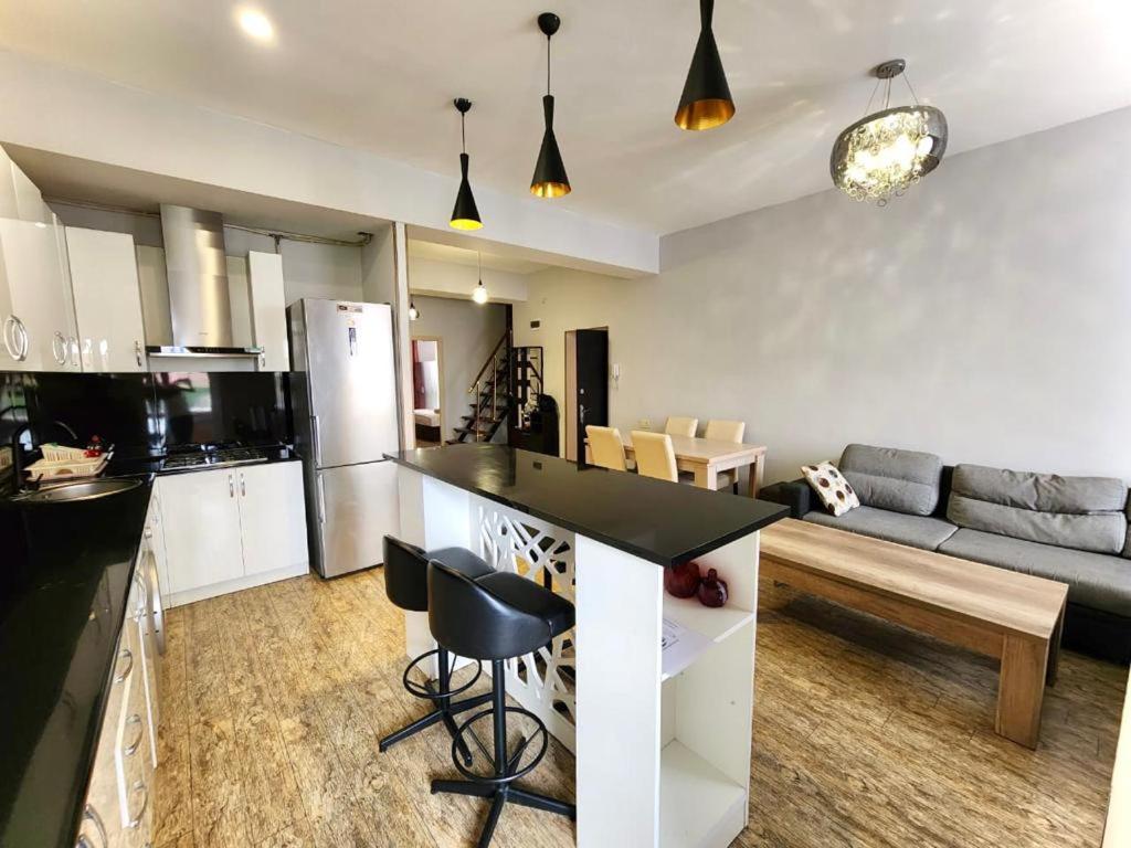 City Center Spacious 3 Bedroom+ 2.5 Bathrooms , Stunning View + Open Balcony For Families and Groups