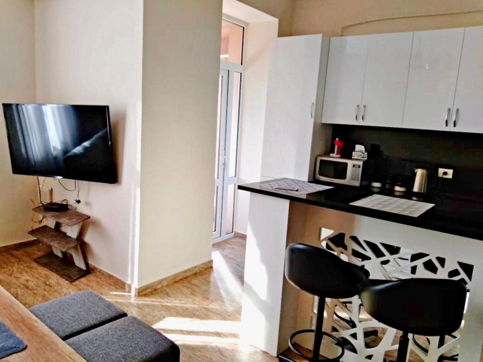 City Center Spacious 3 Bedroom+ 2.5 Bathrooms , Stunning View + Open Balcony For Families and Groups
