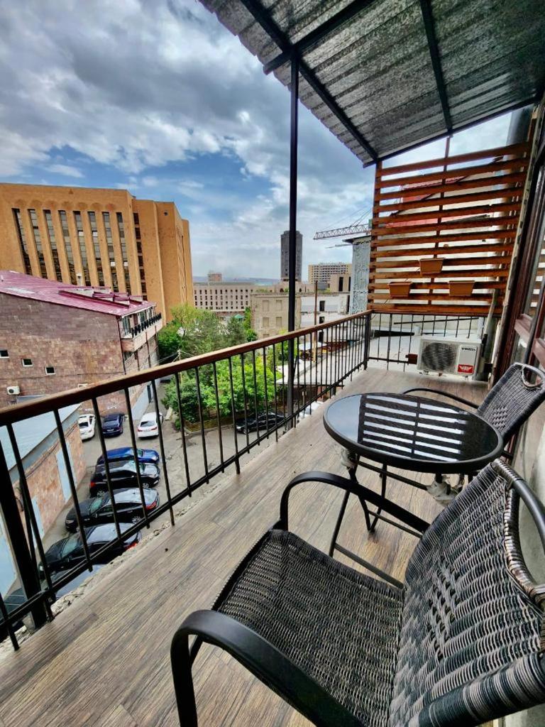 City Center Spacious 3 Bedroom+ 2.5 Bathrooms , Stunning View + Open Balcony For Families and Groups