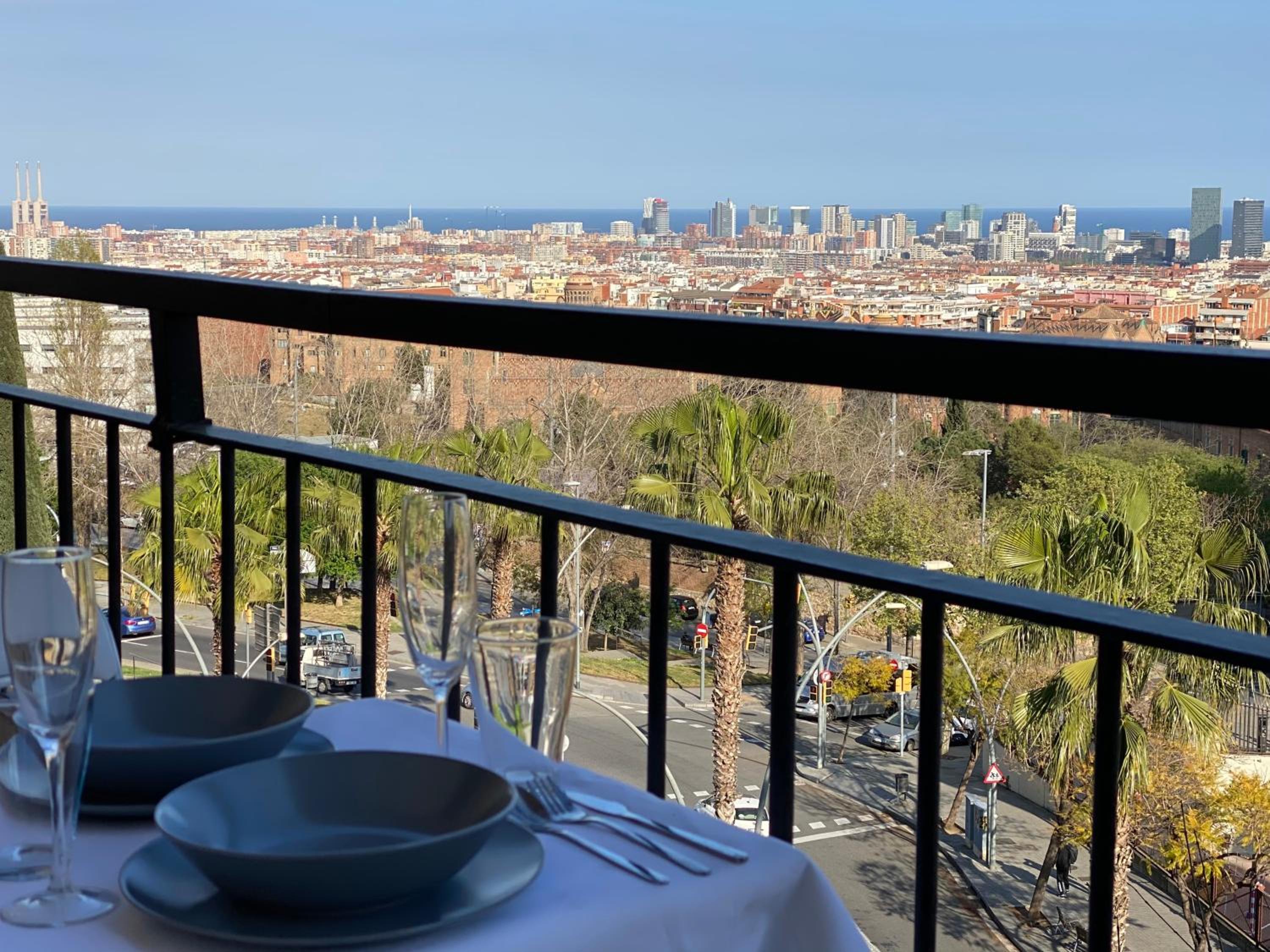 Amazing sea and Sagrada Familia views homey apartment