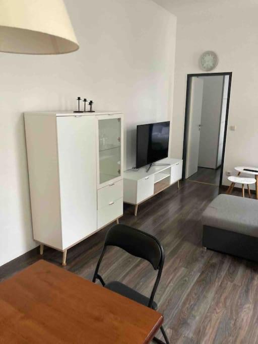 Helle schöne 2 Zimmer Wohnung im Herzen Krefelds