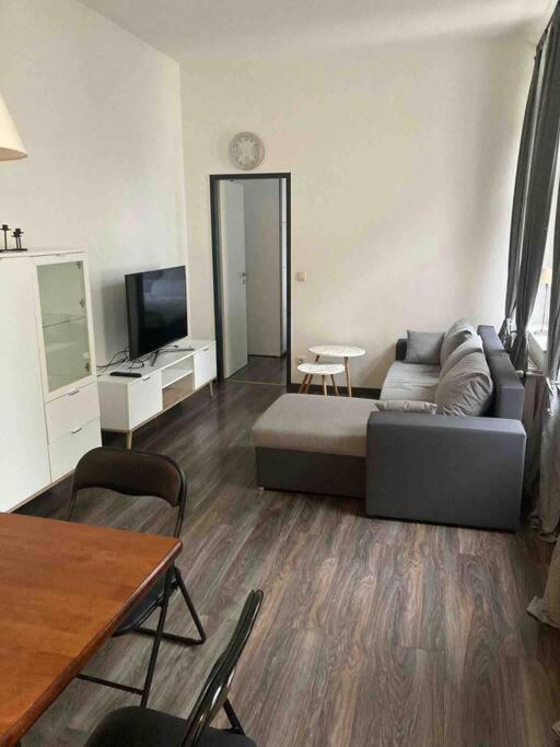 Helle schöne 2 Zimmer Wohnung im Herzen Krefelds